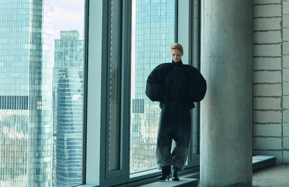 Еще в октябре РБК в новом ежегодном исследовании модной индустрии зафиксировал главные тенденции цифры и вызовы рынка и выяснил какие появились возможности для развития Результаты показали что индустрия действительно столкнулась с серией кризисов потребления ценностей рекламы личных брендов и кадров Именно они и стали опорными точками в исследовании РБК Fashion Review 2025 Чаще всего одежду ищут онлайн на Ozon восемь из десяти россиян приобретают модные товары именно там Второе место по популярности у Wildberries его упомянули семь из десяти респондентов Прочие маркетплейсы существенно уступают лидерам Ближайшие позиции к ведущим площадкам занимают Lamoda и Яндекс Маркет набравшие по 20 21 голосов О других результатах исследования рассказываем в материале