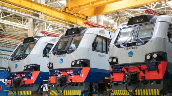 КТЖ купит 117 локомотивов у Alstom на кредит Société Générale  «Қазақстан темір жолы», ТОО «Электровозосборочный завод» и Alstom договорились о поставке 117 грузовых электровозов до 2028 года и создании сервисных центров для их обслуживания. Соответствующий документ подписан в Париже на Казахстанско-Французском Деловом совете. Об этом сообщила пресс-служба КТЖ.  Новые грузовые электровозы, способные перевозить грузовые поезда массой до 9000 тонн, должны заменить на сети КТЖ локомотивы ВЛ-80 образца 1980 г.  Гарантом сделки выступит экспортно-кредитное агентство Министерства финансов Франции BPI France.  Французский банк Société Générale предоставит на приобретение локомотивов льготное финансирование. Сумма сделки не разглашается.   На прошлой неделе президент Alstom по регионам Африки, Ближнего Востока и Центральной Азии Эндрю Делеони встречался с премьер-министром Казахстана Олжасом Бектеновым. Тогда сообщалось, что по текущим договорам ТОО «КТЖ-Грузовые перевозки» планирует закупить у Alstom 108 грузовых электровозов KZ8A и 54 пассажирских электровозов KZ4AT до 2027 года.  Фото: Alstom