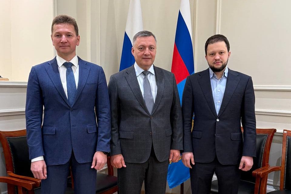 Отремонтировать аэропорты Киренска и Усть-Кута и построить аэропорт Иркутска планируем в ближайшие годы. Подготовку к этой работе обсудили с первым заместителем министра транспорта РФ Валентином Олеговичем Ивановым и руководителем Федерального агентства воздушного транспорта Дмитрием Викторовичем Ядровым. На встрече присутствовали владелец аэропорта Усть-Кута, генеральный директор и председатель правления авиакомпании «ЮТэйр» Андрей Зарменович Мартиросов и главный управляющий директор ИНК Яков Борисович Гинзбург. Наиболее крупный объект, к реализации которого готовимся приступить, – строительство аэропорта Иркутск-Новый за чертой города. В этом году планируется начать разработку предпроектной документации. Она даст возможность получить общую сумму строительства и разработки проектных решений. Строительство включено в федеральный проект «Развитие инфраструктуры опорной сети аэропортов» нацпроекта «Эффективная транспортная система». В федеральный проект также входят работы в аэропорту Киренска. Сейчас решаются юридические вопросы по передаче мест стоянок воздушных судов из частной в федеральную собственность. Затем планируется приступить к разработке предпроектной документации. На повестке дня – капитальный ремонт взлетно-посадочной полосы аэропорта Усть-Кута. Для него идет разработка проектной документации. После ее утверждения в Главгосэкспертизе можно будет начать работы. Они включены в федеральный план по капитальному ремонту аэродромной инфраструктуры за счет средств Фонда развития инфраструктуры воздушного транспорта. Кроме того, обсудили возможность приведения в порядок этого аэровокзального комплекса и ряда других. Приступим к проработке этого вопроса. Приведение аэропортов в нормативное состояние имеют большое значение для жителей Иркутской области, где много отдаленных территорий. Командой Правительства Иркутской области мы прилагаем для их решения максимальные усилия. По итогам встречи проведем рабочее совещание в Иркутске.