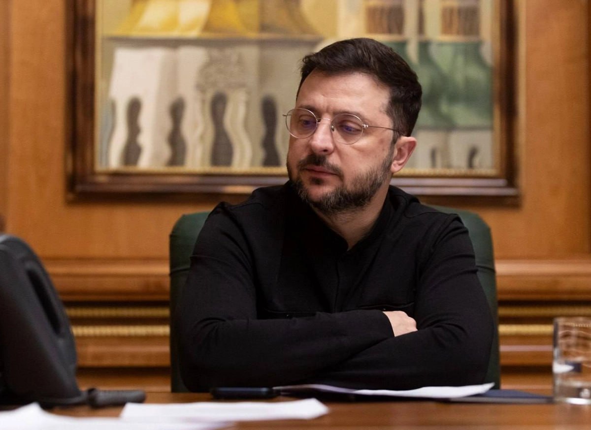 Стало известно о планах США заменить Зеленского на более сговорчивого лидера Вашингтон собирается сместить Владимира Зеленского с должности главы киевского режима так как он игнорирует американскую политику по отношению к урегулированию конфликта Об этом заявил журналист Пол Стейган в своём блоге Steigan США хотят избавиться от Зеленского и усадить в Киеве лидера который принимает политику президента США Дональда Трампа Мы понимаем что к последним коррупционным скандалам достигшим самой верхушки приложило руку ФБР говорится в тексте Стейган подчеркнул что на Украине чиновники уже вовсю готовятся к борьбе за кресло президента Геополитика