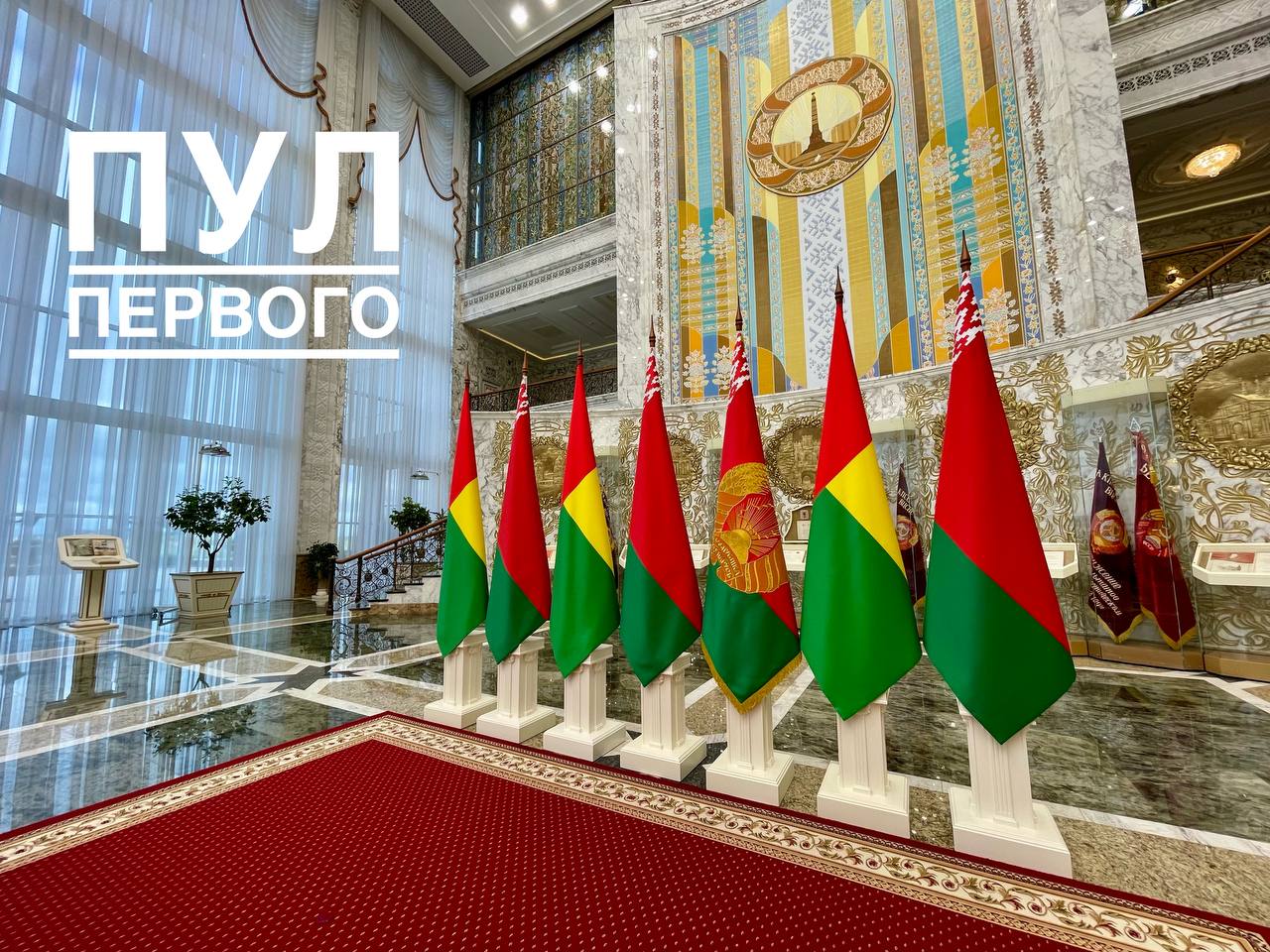 Президент Беларуси Александр Лукашенко сегодня во Дворце Независимости проведет переговоры с президентом Гвинеи-Бисау Умару Сисоку Эмбало Основные темы встречи: Активизация двустороннего взаимодействия — стороны обсудят углубление политического диалога. Развитие торгово-экономического сотрудничества — возможные проекты в сельском хозяйстве, промышленности и других сферах. Международное взаимодействие — координация позиций в международных организациях. Контекст: Беларусь активно развивает связи с Африканским континентом, включая поставки сельхозтехники, продуктов питания и сотрудничество в образовательной сфере. Гвинея-Бисау, в свою очередь, заинтересована в привлечении белорусских технологий и инвестиций.