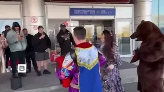 На частном самолете в Москву прилетел американский репер Flo Rida Во Внуково его встретил ансамбль который исполнил русскую версию хита Low его встретили с икрой хлебом и выпивкой на багажнике Flo Rida проведет два концерта в Москве 2 и 3 мая а потом поедет в Краснодар и Новосибирск veraafanasyeva