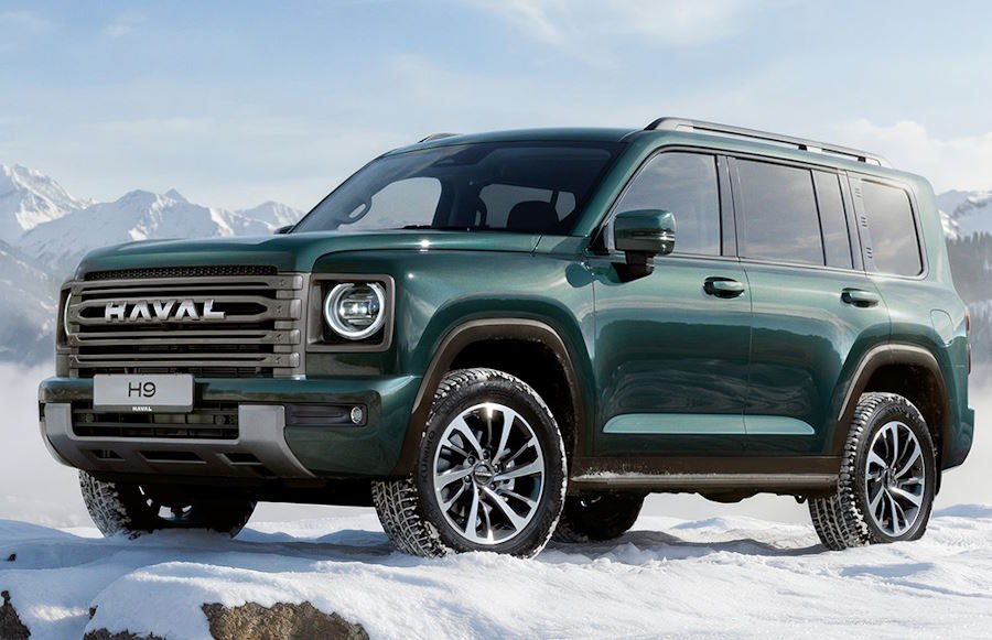 Продажи внедорожника Haval H9 2026 модельного года стартовали в России Автомобиль получил обновлённую решётку радиатора чёрную отделку потолка в некоторых комплектациях а также медиасистему с приложениями Яндекса и голосовым управлением Автомобиль предложат только с бензиновым мотором дизельная версия исчезла из гаммы Цена модели от 4 7 млн рублей
