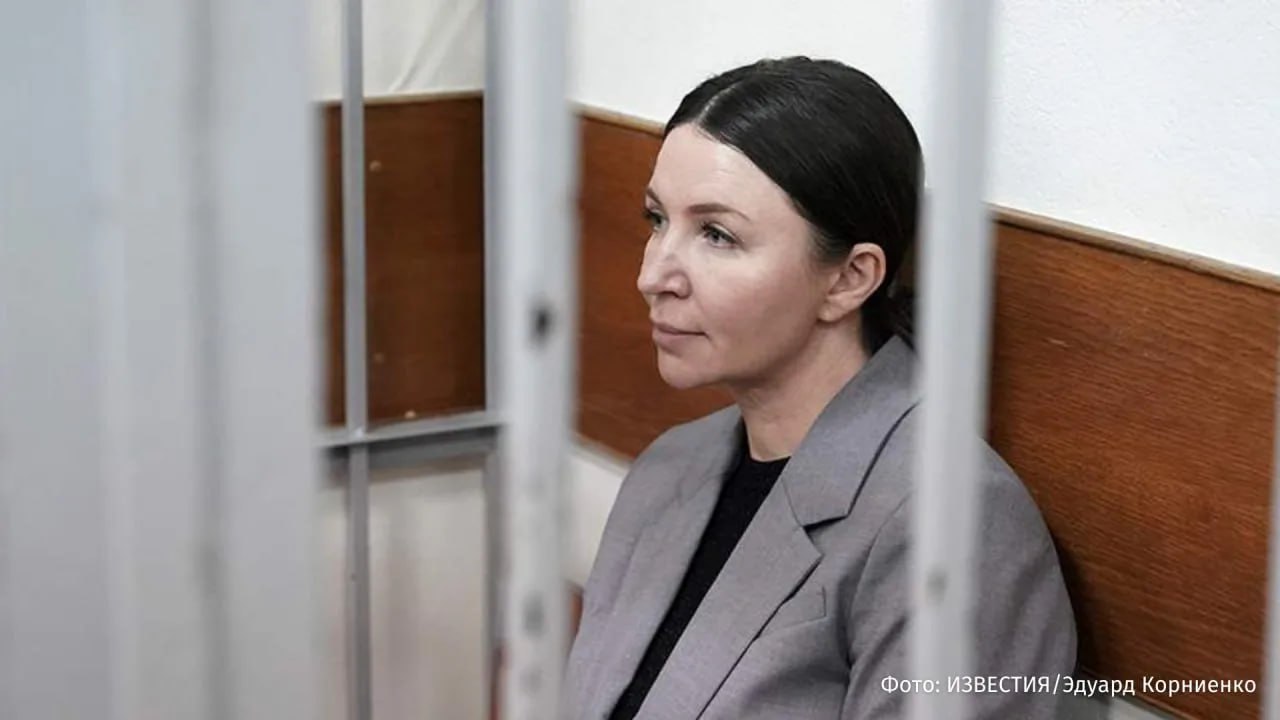 Блогер Елена Блиновская просит суд отсрочить ее пятилетнее заключение за уклонение от уплаты налогов и отмывание денег пока ее детям не исполнится 14 лет По словам женщины ее приговор чрезмерно суровый У Блиновской четверо несовершеннолетних детей три сына и дочка Самому старшему сыну 16 лет дочке пять  3 марта женщину приговорили к пяти годам лишения свободы в колонии общего режима Также королеве марафонов назначили штраф в размере 1 млн рублей и запретили заниматься определенной деятельностью в течение четырех лет Кроме того с блогера было взыскано 587 млн рублей по иску прокуратуры РЕН ТВ в Telegram в MAX