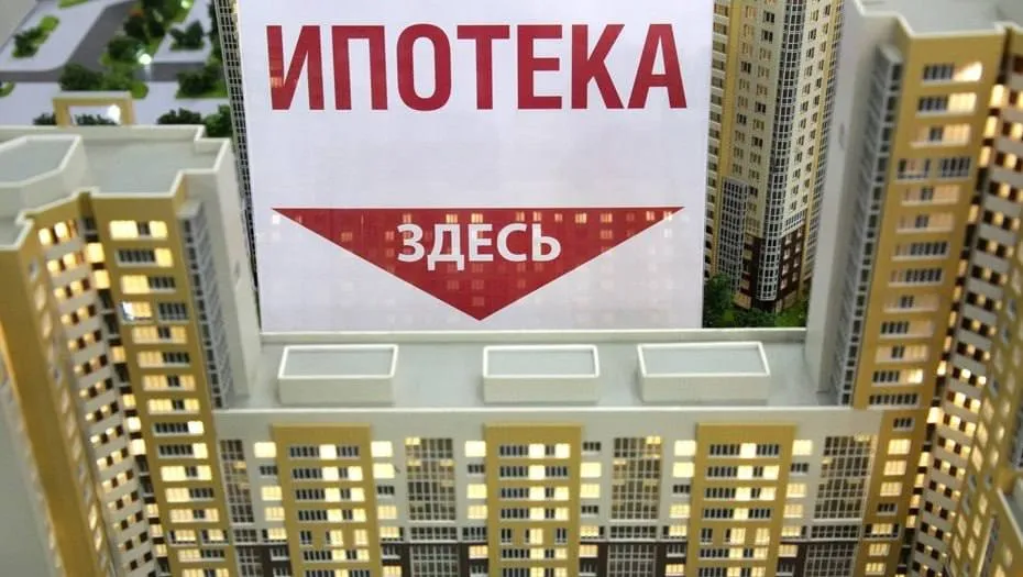 Как обновлённая ипотека изменит рынок жилья Петербурга Застройщики посчитали какую квартиру можно купить по новым лимитам Льготную семейную ипотеку в России готовятся перезапустить с новым акцентом не только на поддержку рождаемости но и на покупку более просторного жилья Для Петербурга где действующие лимиты уже не покрывают стоимость семейных квартир это означает возможный сдвиг спроса и пересборку продуктовой линейки девелоперов Замминистра строительства и ЖКХ Никита Стасишин обозначил новую рамку реформы семейная ипотека должна стимулировать покупку квартир большей площади Фактически речь идет о смене логики программы с антикризисного инструмента поддержки продаж на механизм структурного изменения спроса При этом чиновник прямо признал охлаждение рынка и ограниченность возможностей государства его разогревать ключевым фактором остаётся политика Центробанка и высокая стоимость денег Подробнее в материале ДП по ссылке Антон Ваганов ДП Подписаться на ДП в Telegram MAX