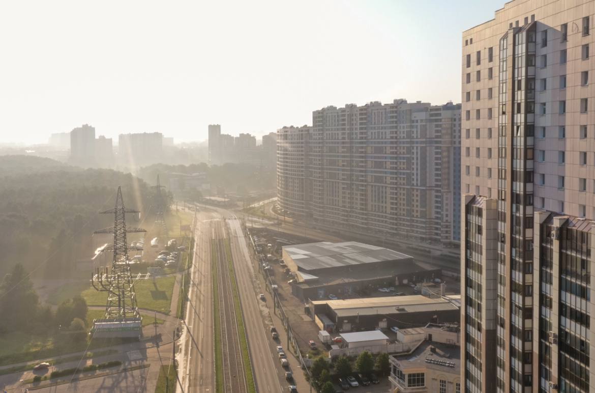 В Петербурге реанимировали проект застройки возле станции метро Пионерская Давний проект Мегалит Охта Групп перешёл в активную фазу после нескольких лет спячки Полное освобождение территории стало первым подтверждением подготовки к началу строительства многофункционального комплекса МФК разрешение на которое было получено ещё в 2021 году Проект первой очереди представляет собой 22 этажный бизнес центр общей площадью 35 4 тыс м2 Генеральный директор Мегалит Охта Групп Александр Брега подтвердил ДП что компания начала подготовку к строительству Скорее всего строительство начнётся весной будущего года заявил он Михаил Тихонов ДП Подписаться на ДП в Telegram MAX