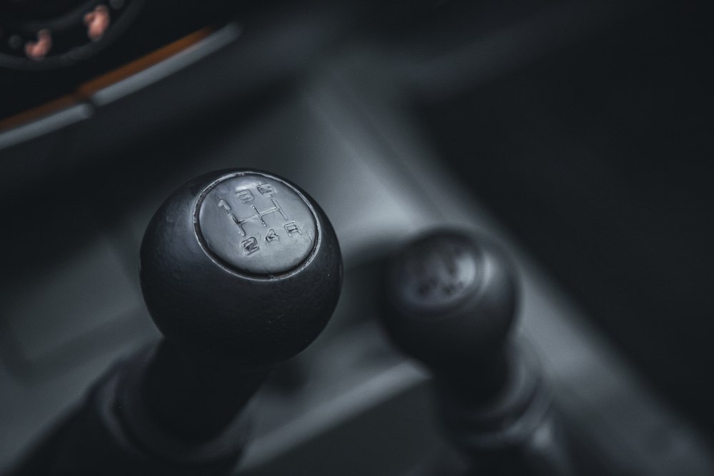 УАЗ отказался от электромобилей в ближайшие годы Пока завод сосредоточен на расширении линейки моделей с привычными всем двигателями внутреннего сгорания Любопытно что наработки в сегменте электротранспорта у УАЗа есть правда 60 х годов прошлого века В 1959 году инженеры завода создали электромобиль УАЗ 450ЭМ это одна из самых ранних отечественных попыток построить электрическую машину За основу были взяты модели УАЗ 450 и УАЗ 450А и применялась она на аэродромах Но в компании считают что сейчас разумнее вкладывать силы и средства надежные и востребованные авто с ДВС В этом году продажи новых электромобилей в России упали на 32 однако производство этого вида авто в стране выросло на 13 в сравнении с 2024 годом Потерю интереса к новым электромобилям эксперты связывают с растущей ставкой утильсбора на них она самая высокая Фото shutterstock Ресайкл   Подписаться