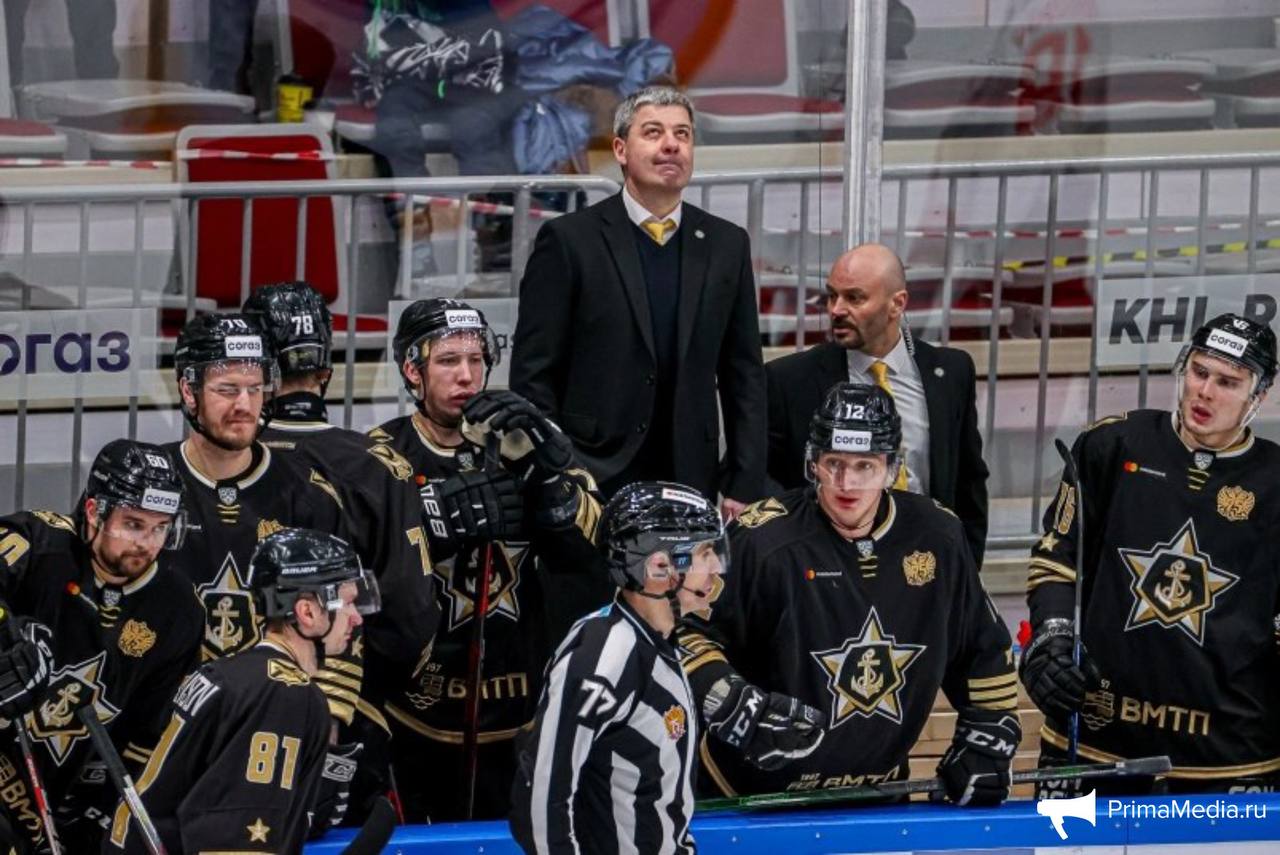 Адмирал уступил в пятом матче подряд крупно проиграв Салавату Юлаеву со счётом 1 6 Это поражение отбросило моряков на десятую позицию в турнирной таблице коонференции Восток Сегодня у нас мало что получилось Какое то фатальное невезение три гола с рикошетов Во многих эпизодах мы не были похожи сами на себя Вопрос как играть стабильнее а не отрезками доносится и разжёвывается В каждом матче у нас есть игроки которые по каким то причинам не выполняют или не хотят выполнять задание теряют концентрацию сказал главный тренер Адмирала Леонид Тамбиев Адмирал опустился на десятое место в конференции Восток а через два дня также в Уфе сыграет 6 снова с Салаватом Юлаевым   PrimaMedia в       подпишись 18