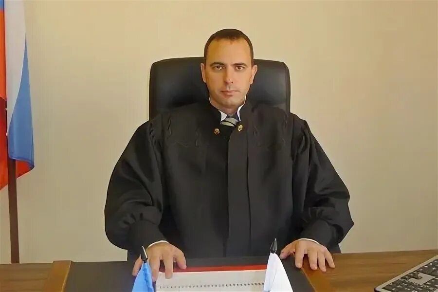 Председатель Советского райсуда Краснодара Колониченков ушел в отставку Две недели назад фамилия Колониченкова прозвучала на судебном процессе об изъятии активов бывшего главы Совета судей России Виктора Момотова Второй ответчик по делу владелец сети гостиниц Marton Андрей Марченко Председатель Советского районного суда Роман Колониченков подал заявление о сложении полномочий Это произошло после того как в Останкинском суде Москвы слушалось дело об изъятии в доход государства активов на 9 миллиардов рублей Фигурантами выступают бывший глава Совета судей России Виктор Момотов и краснодарский отельер Андрей Марченко владелец сети Marton В ходе судебного процесса слово взяла свидетельница выступающая в режиме секретности Она сообщила о дружбе Марченко с двумя краснодарскими судьями Георгием Ермоловым из Прикубанского райсуда и Романом Колониченковым председателем Советского районного суда Полномочия председателя Советского районного суда Краснодара истекают 25 октября Роман Колониченков был назначен председателем райсуда в 2021 году в 2024 м он приостановил полномочия и отправился добровольцем в зону СВО в составе отряда БАРС До того как уйти на спецоперацию помогал бойцам собирал гуманитарку которую лично отвозил на передовую В апреле 2025 года он вернулся на работу в руководство суда А недавно снова собирался на передовую пишет КП Кубань Перейти в наш канал МАХ Подпишись поделись krasnodarkray1 Прислать видео новость