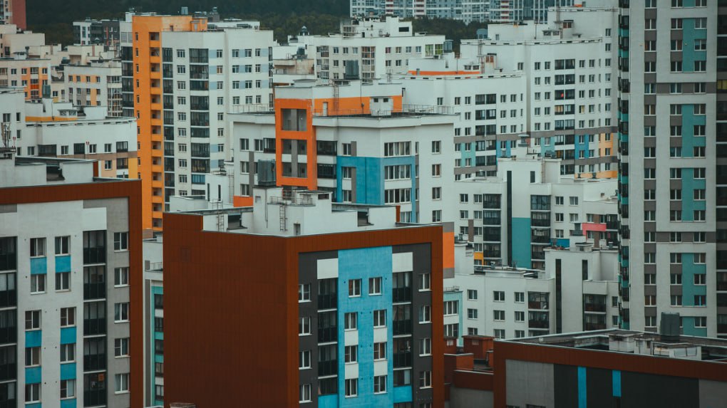 Разрыв цен между новостройками и вторичным жильем достиг 61 Почти весь поддерживаемый госпрограммами спрос идет в новостройки это и позволяет девелоперам удерживать высокий ценник Влияет и удорожание стройматериалов Эксперты считают что ситуацию может изменить снижение ключевой ставки и корректировка программы семейной ипотеки Когда ситуация изменится читайте здесь