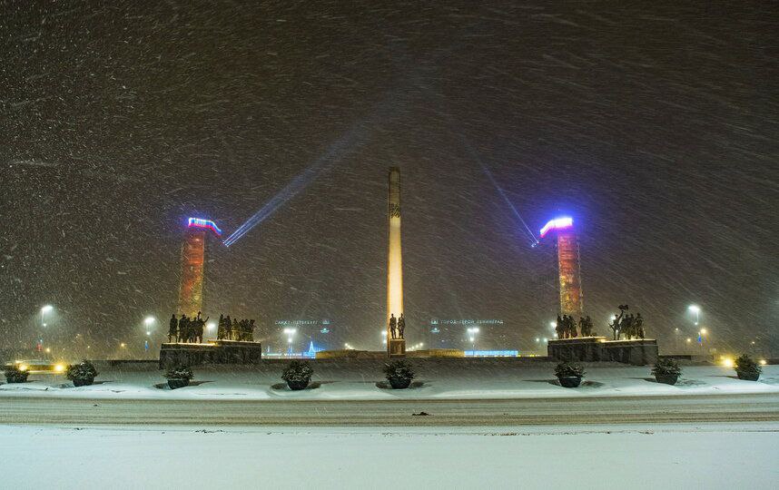 "Лучи Победы" будут гореть в день прорыва блокады Ленинграда  В пятницу, в канун 82-й годовщины прорыва блокады Ленинграда, над Московским проспектом можно будет наблюдать тематическую иллюминацию "Лучи Победы".  Лучи прожекторов, как символ борьбы города с многочисленными атаками бомбардировщиков, будут гореть с крыш двух высотных зданий, создавая "ворота" Московского проспекта со стороны Пулковского шоссе, и скрещиваться в небе над площадью Победы.  "Петербург вместе со всей страной вступил в год 80-летия Великой Победы. По поручению Президента мы подготовили масштабную программу празднования этого юбилея, – отметил губернатор Александр Беглов. – Также у нас есть свои традиции оформления города и проведения патриотических акций к важным датам Великой Отечественной. Лучи над площадью Победы, где проходил передний край обороны Ленинграда, – это дань нашей памяти подвигу непокоренного города-Героя и его защитников, знак уважения к истории Отечества".