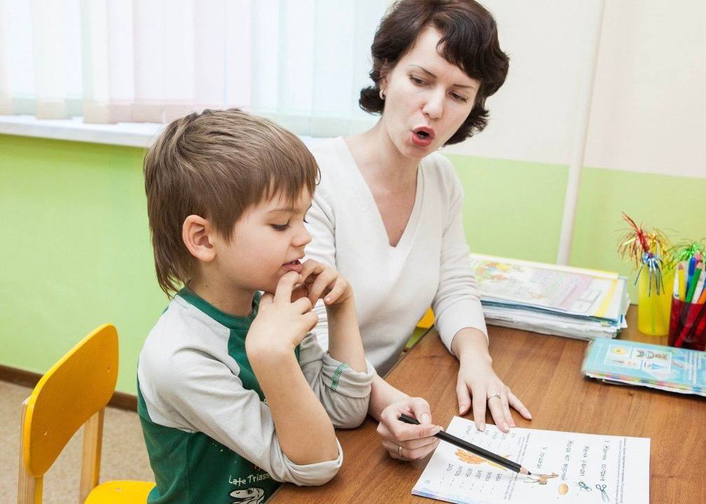 Второй год подряд в Воронежской области реализуется важная инициатива по коррекции речи у детей из семей оказавшихся в трудной жизненной ситуации Социальный проект стартовал осенью 2024 года по моей инициативе Очень важно что удалось сформировать комплексный подход и использовать самые эффективные методики Уже более 170 ребят прошли коррекцию речи и мы видим серьезные улучшения На первом этапе логопеды провели тщательную диагностику каждого ребенка чтобы выстроить индивидуальную траекторию занятий Второй этап это непосредственно занятия на современной онлайн платформе С 1 сентября принято решение расширить проект теперь помощь получают 430 дошкольников и первоклассников Для семей эта помощь абсолютно бесплатна по решению Наблюдательного совета работа логопедов оплачивается за счет средств гранта АНО Образ Будущего По экспертным оценкам различные нарушения речевого развития сегодня отмечаются у 85 детей Это может быть как неправильное произношение звуков так и более сложные случаи заикание трудности с чтением Задача логопеда не просто поставить звуки Специалист проводит комплексную коррекцию исправляет существующие нарушения и предотвращает развитие новых проблем Сегодня когда отмечается Международный день логопеда хочу поблагодарить всех специалистов по коррекции речи за терпение и профессионализм Искренне поздравляю с профессиональным праздником логопедов чей труд дает детям возможность уверенно шагнуть в будущее