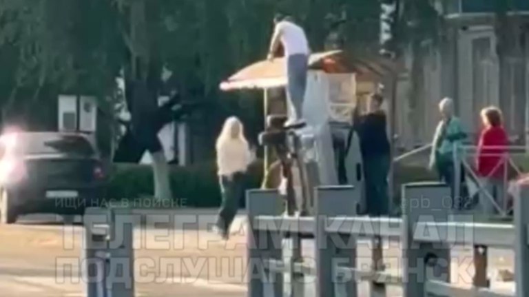 В Брянске на улице Спартаковской перевернулась легковушка guberniya tv proisshestviya 314375 Официальная информация на данный момент не поступала ƃℾ подписаться прислать новость