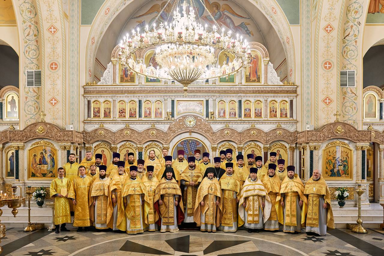 Братское совещание духовенства Химкинского церковного округа 27 октября 2025 года в Богоявленском храме города Химки состоялось братское совещание духовенства Химкинского благочиния Божественную литургию в этот день возглавил благочинный Химкинского церковного округа настоятель Никольского храма Химок иерей Димитрий Оселедец После богослужения отец Димитрий огласил указы и распоряжения правящего архиерея а также испросил у собравшихся священнослужителей молитв и поддержки С приветственным словом к новому благочинному обратился игумен Владимир Денисов который был первым благочинным Химкинского церковного округа в 2003 2014 годах В ходе братского совещания были рассмотрены текущие вопросы Затем состоялась совместная трапеза