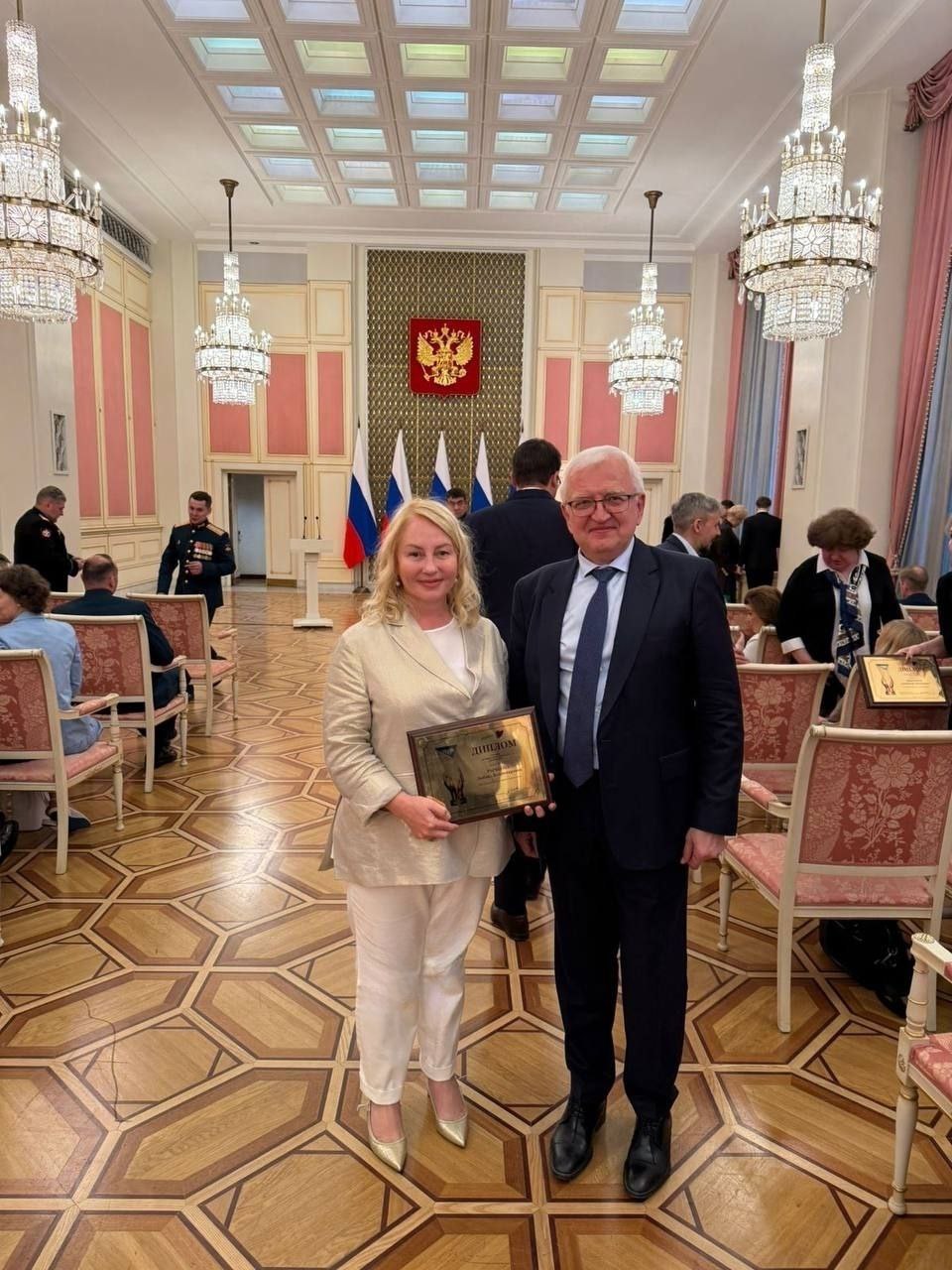 Врачи из Приангарья удостоены главной медицинской премии России «Призвание–2025». Специалисты Иркутской областной клинической больницы получили награду за прорыв в лечении рака крови у беременных, а Научный центр проблем здоровья семьи и репродукции человека – за внедрение расширенного неонатального скрининга для диагностики новорожденных. Накануне Дня медицинского работника финалистов премии поздравила заместитель Председателя Правительства РФ Татьяна Алексеевна Голикова. Команду ИОКБ представили замглавврача по акушерско-гинекологической помощи Наталья Владимировна Протопопова, заведующая гематологическим отделением больницы Татьяна Семеновна Капорская, а также сотрудники НМИЦ гематологии Минздрава РФ под руководством главного внештатного специалиста-гематолога Минздрава РФ Елены Николаевны Паровичниковой. Врачи больницы представили метод лечения рака крови женщин без прерывания беременности. Раньше медики могли спасти только мать, но новая методика позволяет сохранить жизнь и матери, и ребенку. За 25 лет врачи ИОКБ помогли 8 женщинам с острым лейкозом выносить и родить здоровых детей. В 2022 году одна из пациенток, пройдя трансплантацию костного мозга, родила третьего ребенка и живет полноценной жизнью. Награду также получила директор Научного центра проблем здоровья семьи и репродукции человека, член-корреспондент РАН Любовь Владимировна Рычкова. Она вошла в исследовательскую группу врачей и ученых, отмеченную в номинации «Новый метод диагностики» за внедрение неонатального скрининга на 36 групп редких заболеваний. Смотрите церемонию награждения 15 июня на Первом канале. Давайте вместе порадуемся такому большому успеху!