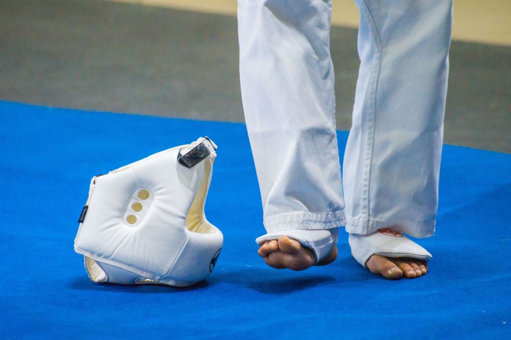 Челябинский тренер каратист получила срок за жестокость на тренировке В Челябинске Тракторозаводский районный суд вынес приговор 30 летней местной жительнице которая ранее работала тренером в секции каратэ Женщину признали виновной в умышленном причинении тяжкого вреда здоровью восьмилетнему воспитаннику По решению суда она отправлена в колонию общего режима на два года и шесть месяцев   t me chgub