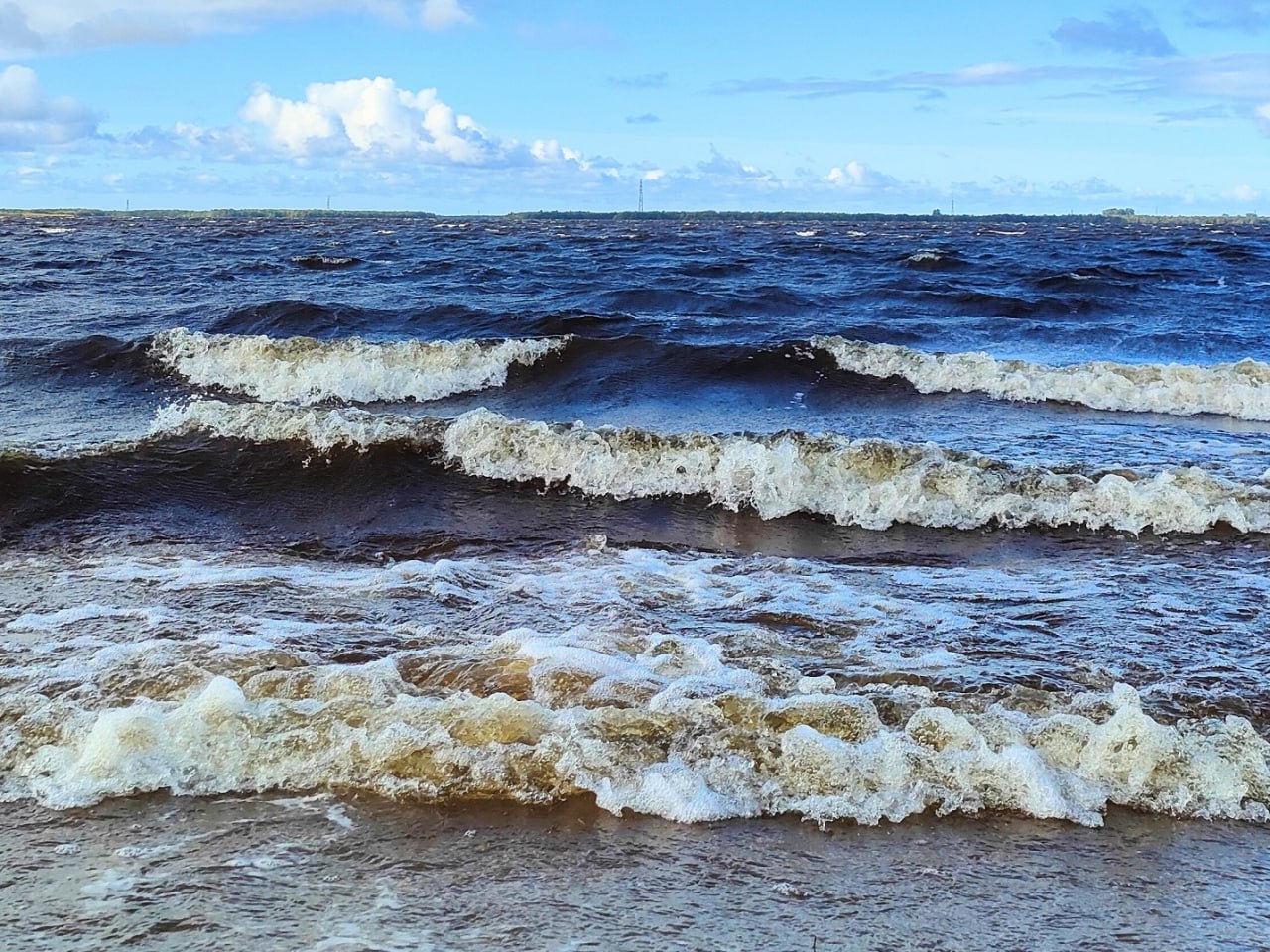 Учёные обнаружили на Севморпути опасные волны Учёные изучили волновые процессы в проливе Вилькицкого ключевом районе Северного морского пути соединяющем Карское море с морем Лаптевых Они обнаружили внутренние приливы с высотой волн от 4 до 20 метров опасные в первую очередь для подводных лодок Об этом сообщает ТАСС со ссылкой на пресс службу Института океанологии имени Ширшова РАН Благодаря проведенным исследованиям ученые показали что распространение внутренних приливов сопровождается генерацией интенсивных нелинейных короткопериодных внутренних волн с периодом 5 120 минут и высотой 4 20 м Для них преобладающее направление распространения вдоль пролива в соответствии с векторами приливного течения Однако спутниковые данные подтверждают также наличие внутренних волн распространяющихся поперек пролива что открывает новые аспекты понимания механизмов их формирования Как отметили в институте высокоинтенсивные внутренние волны оказывают существенное влияние на морскую среду внутренние волны участвуют в перераспределении питательных веществ кислорода и углекислого газа а также могут создавать опасные условия для подводного судоходства Проведенное исследование не только расширяет знания о внутренних волнах в Северном Ледовитом океане но и подчеркивает важность дальнейших океанологических исследований при планировании различных работ по разведке и добыче полезных ископаемых на шельфе прокладке подводных коммуникаций и для обеспечения безопасности судоходства в Арктике Данные о внутренних волнах необходимы в том числе для предотвращения потенциальных катастроф например подобных инциденту с подводной лодкой у берегов Индонезии в 2021 году когда под влиянием интенсивной внутренней волны субмарина оказалась на запредельной глубине Северный морской путь кратчайший морской путь между Европейской частью России и Дальним Востоком проходит по морям Северного Ледовитого океана Баренцево Карское Лаптевых Восточно Сибирское Чукотское и частично Тихого океана Берингово Протяжённость Северного морского пути от Карских Ворот до бухты Провидения составляет около 5600 км Власти Архангельской области называют развитие порта и судоходства по Севморпути в числе приоритетных направлений экономической политики способных обеспечить рост экономического и промышленного потенциала Поморья В ближайшие 4 года планируется сделать Архангельск главными воротами СМП а также ключевым транспортным хабом Арктической зоны