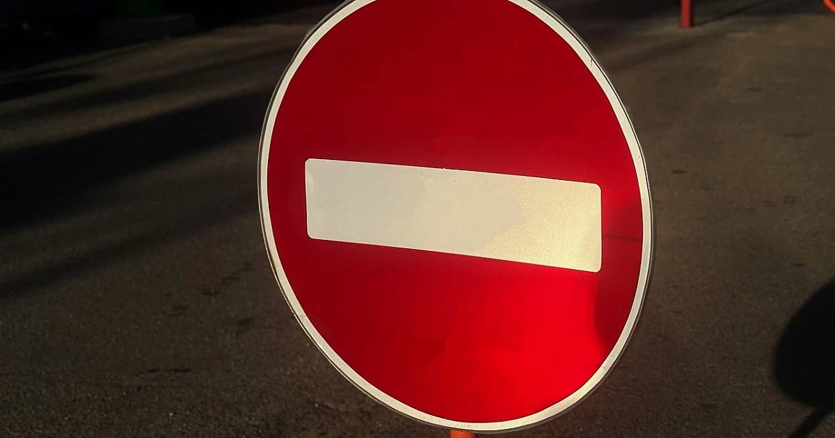 Не опять, а снова. Временные ограничения движения вводятся на Тургеневском мосту в Краснодаре из-за ремонта. С 4 по 7 июля несколько раз в день движение машин по нему будут полностью приостанавливать, но обещают, что не более, чем на 15 минут. 4 июля — с 13:40 до 13:55 и с 15:10 до 15:25. 5, 6 и 7 июля — с 07:00 до 07:15, с 09:40 до 09:55, с 11:10 до 11:25, с 13:40 до 13:55 и с 15:10 до 15:25. администрация Краснодара Написать в редакцию/заказать рекламу: Подписаться на «Утренний Юг»