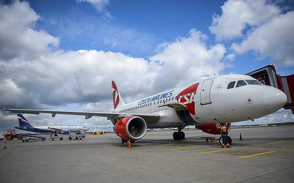 Авиакомпания Czech Airlines прекратила существование из-за конкуренции  Полеты самолетов под брендом "Чешских авиалиний"  Czech Airlines, CSA  прекратились с 26 октября, так как авиакомпания не выдержала конкуренции с лоукостерами. Об этом сообщает ТАСС со ссылкой на Чешское радио.  Рейсы, которые обслуживают самолеты CSA, будет обслуживать крупнейшая чешская коммерческая авиакомпания Smartwings. Она вышла на рынок в 1997 году, специализируясь на организации низкобюджетных пассажирских авиаперевозок, и постепенно поглотила конкурента.  CSA с субботы перестала быть членом международного авиаальянса SkyTeam. Компания находилась в его составе более 20 лет.  aviaru.net/n277124