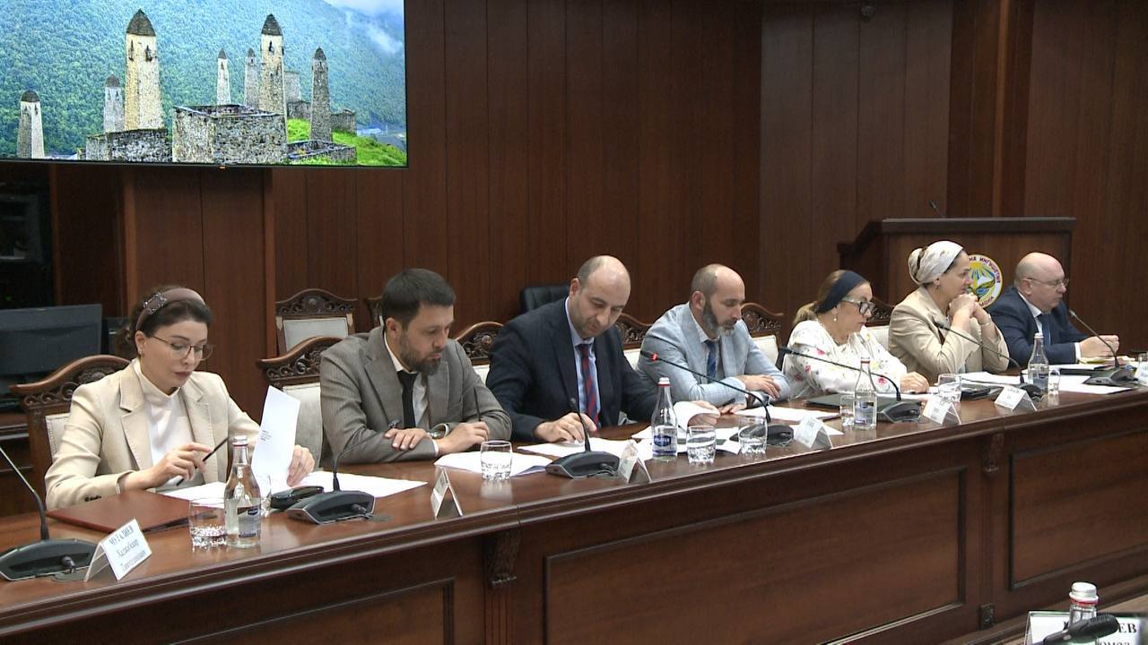 Руководитель УФК по Республике Ингушетия Ильяс Угурчиев принял участие в совещании,  посвящённом ходу реализации национальных проектов в регионе, прошедшем в Правительстве Республики Ингушетия, под председательством помощника полномочного представителя Президента РФ в Северо-Кавказском федеральном округе Сергея Никитина совместно с первым заместителем Председателя Правительства Ингушетии Магомедом Евлоевым. На совещании рассматривалось исполнение Указа Президента РФ от 7 мая 2024 года № 309 «О национальных целях развития Российской Федерации на период до 2030 года и на перспективу до 2036 года». В своем выступлении помощник полномочного представителя Президента России в СКФО обратил внимание ответственных за реализацию национальных и региональных проектов на своевременное и качественное выполнение работ. Подводя итоги совещания, Магомед Евлоев подчеркнул, что все замечания, высказанные в ходе совещания и инспекционных поездок, будут приняты во внимание.