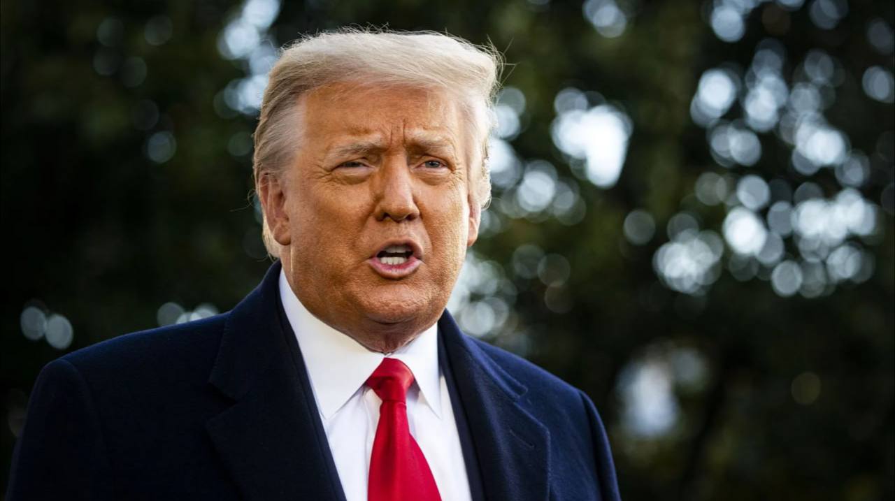 Дональд Трамп не будет баллотироваться на третий президентский срок — NBC News В интервью американскому изданию глава Белого дома заявил, что намерен ограничиться двумя сроками пребывания на посту президента США. Итоги своего четырехлетнего правления он хочет передать "великому республиканцу". По вопросу украинского конфликта Трамп отметил, что сейчас в его решении есть "хорошие шансы на успех". Однако, он вновь не исключил возможность США выйти из мирных переговоров по Украине. Подписывайся на "Голос страны"