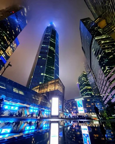 Горно металлургическая компания Норникель переехала из Северной башни расположенной в деловом кластере Москва Сити в небоскреб неподалеку Neva Towers Здесь компания арендовала почти 5 тыс кв м офисной недвижимости оценочной стоимостью 550 600 млн руб в год Решение сменить локацию могло быть связано с желанием компании оптимизировать офисные площади и расходы GMKN jkinvest news jkinvest