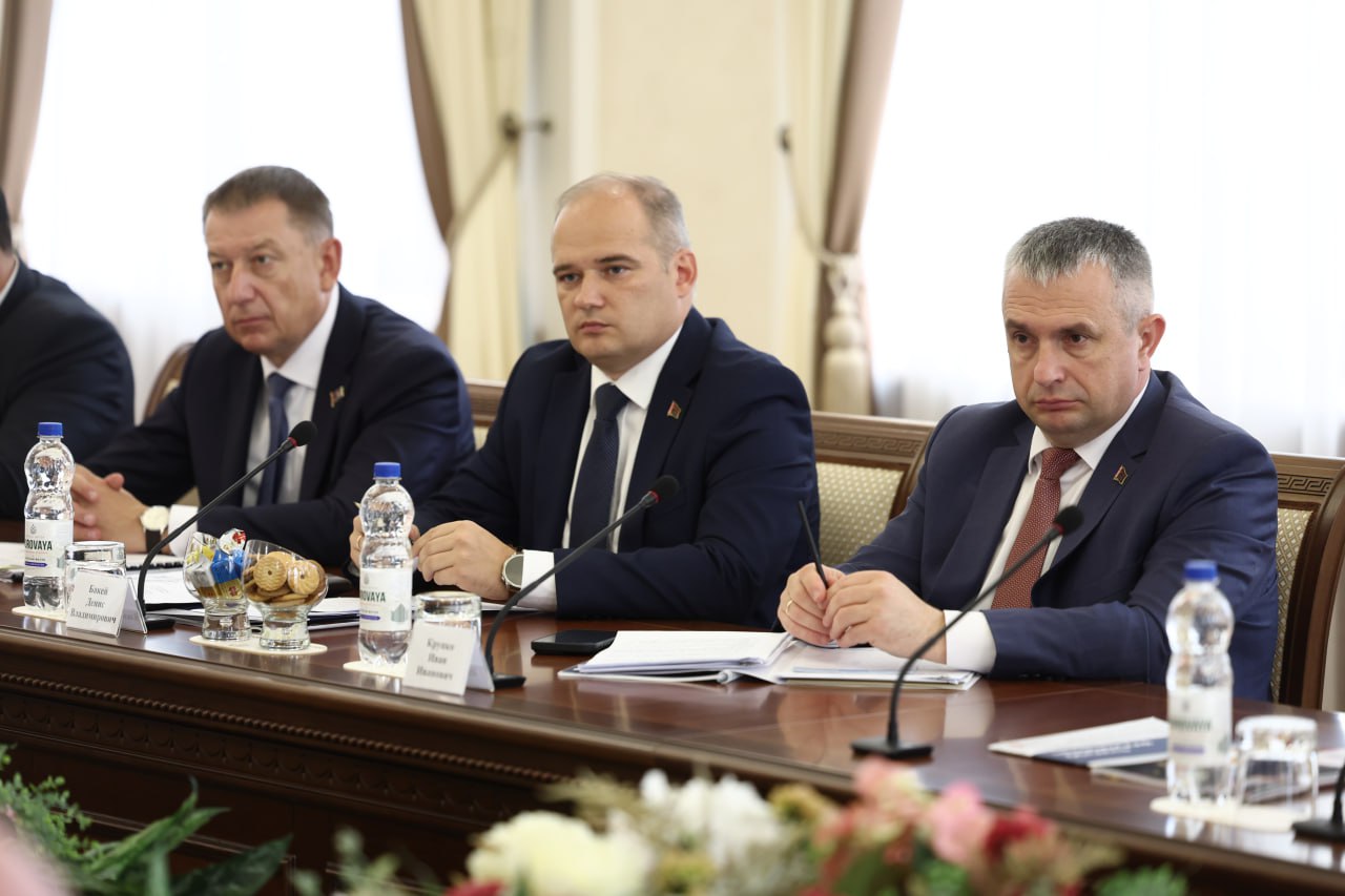 Замечено: в Минске на переговорах не только обсуждают важное, но и угощают сладким. Видимо, так и рождается взаимопонимание.