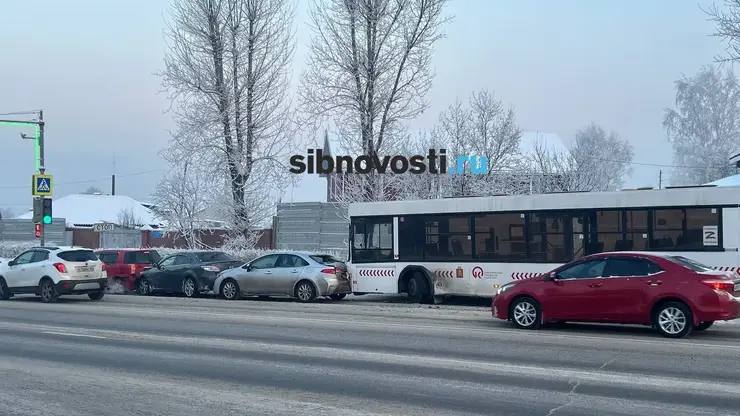 Массовая авария на Свободном в Красноярске пострадали три легковушки и автобус Судя по кадрам присланным подписчиками автобус догнал три легковые иномарки на светофоре Фото sibnovosti ru   Подписаться на sibnovosti ru предложить новость