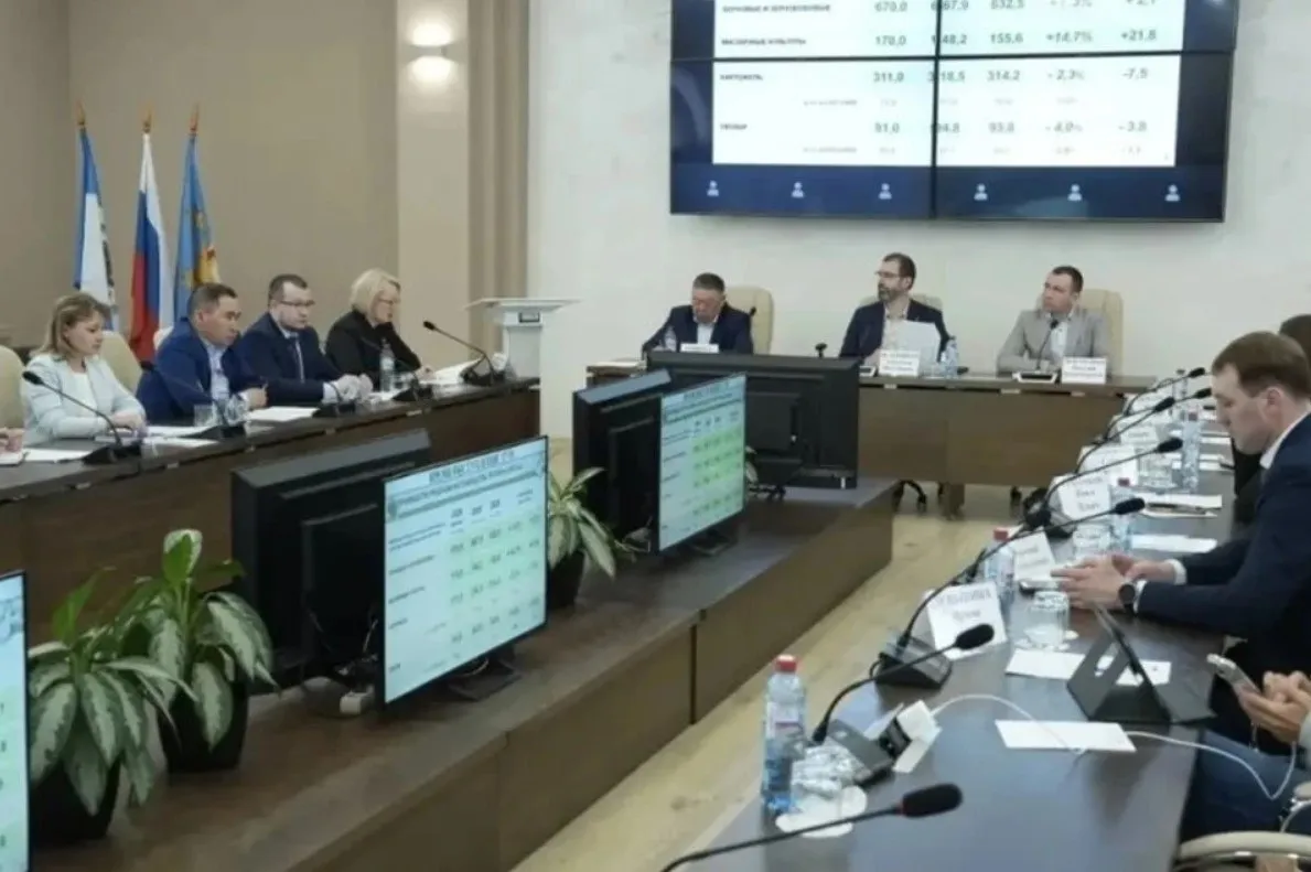 Во время рабочей поездки депутатов Законодательного Собрания Иркутской области в Черемховский и Усольский районы Приангарья состоялось совещание посвященное началу сельскохозяйственного сезона Обсуждалась готовность фермеров к началу посевной кампании а так же доступность государственной поддержки для агропредприятий Прежде чем приступить к обсуждению парламентарии побывали на нескольких предприятиях работающих на территории Например молочный завод на котором помимо всего прочего делают сыр Кстати во время визита депутаты приняли участие в первой закладке нового сорта Масдам Посетили также фабрику мороженого еще один молочный завод в селе Зерновое который был построен при поддержке федерального и регионального бюджетов Открывая совещание спикер областного парламента Александр Ведерников отметил что в Приангарье необходимо увеличить объем выпускаемой продукции агропромышленного комплекса не менее чем на 25 процентов по сравнению с 2021 годом такую задачу поставил президент РФ Работа аграриев постоянно в зоне нашего самого пристального внимания подчеркнул Александр Ведерников Ведь от ее эффективности напрямую зависит продовольственная безопасность региона и благополучие жителей Приангарья От представителей министерства сельского хозяйства Иркутской области прозвучал доклад существующих о мерах государственной поддержки и о том как они реализуются на территории региона В свою очередь главы территорий напомнили о задержке субсидий для оплаты лизинговых платежей Председатель комитета по законодательству о природопользовании экологии и сельском хозяйстве Сергей Гомбоев заострил внимание на тех проблемах которые мешают развитию небольших хозяйств В первую очередь это недостаток новой техники и сокращение финансирования По итогам совещания Александр Ведерников поручил профильному комитету взять вопрос на депутатский контроль а также сравнить ситуацию в Приангарье с другими регионами Сибирского федерального округа