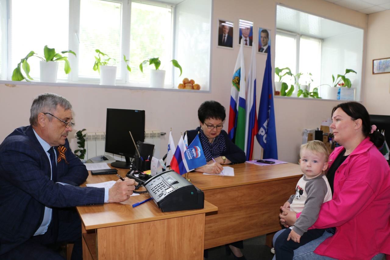 Депутаты регионального заксобрания провели приёмы граждан. К Елене Гуровой обратилась жительница Нового Оскола по вопросу оказания финансовой помощи на зубопротезирование, к Ивану Коневу – белгородцы с просьбами о помощи в лечении и реабилитации. Вопросы получения единовременной денежной выплаты в трудной жизненной ситуации рассмотрел Сергей Балашов в Корочанском районе. Обращение жителей Белгородского района касалось оказания содействия в установке остановочного комплекса на территории участков СНТ «Энтузиаст». Их рассмотрела Валентина Шатило. На приёме Ольги Сотниковой в Старом Осколе речь шла о благоустройстве придомовых территорий, работе управляющих компаний, трудовых отношениях и поддержке общественной организации «Дети войны» в проведении культурно-массовых мероприятий. Все обращения взяты в работу и находятся на контроле депутатов.