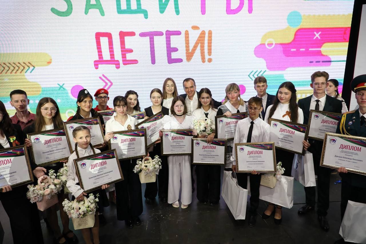 Губернатор Вениамин Кондратьев наградил победителей краевого конкурса в Краснодаре Определили 25 лучших в «Стань первым во славу Кубани». Церемония прошла во дворце спорта «Олимп». Финалисты победили в 9 номинациях. Награды нашли тех ребят, которые показали лучшие результаты в науке, спорте, творческих конкурсах, учёбе, патриотическом движении, а также волонтёры и активисты. – Наши дети обладают огромным потенциалом. Верю, что среди них есть будущие выдающиеся агрономы, педагоги, врачи, предприниматели, спортсмены, писатели и ученые. Мы, взрослые, всегда будем рядом и сделаем все, чтобы их детство было наполнено радостью, – отметил Вениамин Кондратьев. После церемонии награждения перед победителями выступили творческие коллективы края. #губернатор Телеканал «Краснодар»