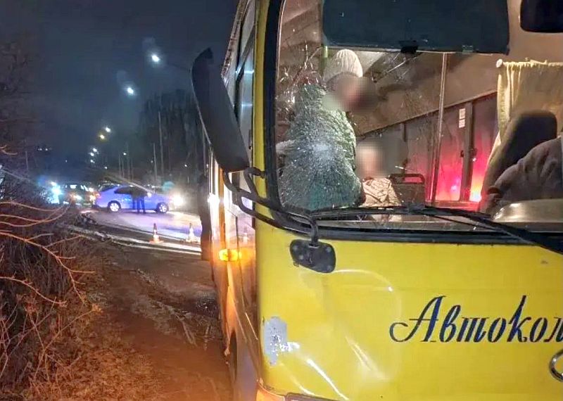 В Кисловодске автобус сбил насмерть пешехода Один человек погиб в ДТП в Кисловодске Об этом сообщили в Госавтоинспекции Ставрополья Трагедия произошла накануне 12 января около 20 часов 30 минут на улице Форелевое хозяйство Водитель автобуса Хендай ехавшего по маршруту Нежинский Кисловодск сбил 78 летнего мужчину который двигался по краю проезжей части в попутном направлении В результате пешеход местный житель от полученных травм скончался на месте автоаварии По данным дорожной полиции на погибшем в момент ДТП световозвращающих элементов не было ГТРК Ставрополье Читайте нас в MAX