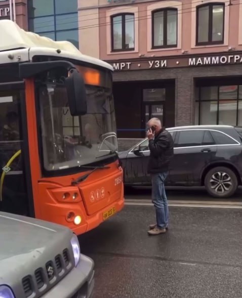 Автомобилистом, который перекрыл дорогу из-за спорной езды водителя автобуса, оказался бывший вице-спикер Заксобрания Михаил Дикин, который отсидел за покушение на экс-мэра Нижнего Новгорода Олега Сорокина.   Полиция успела заинтересоваться конфликтной ситуацией на дороге, и кто знает, какие масштабы теперь может приобрести это недоразумение. Может, правоохранители вспомнят не только старую историю с Сорокиным, но и новость двухлетней давности, когда братьев Дикиных заподозрили в крупном мошенничестве.   По рассказам очевидцев, первым нарушать ПДД в тот день действительно начал водитель автобуса. Вероятно, он думал, что просто неаккуратно повиляет по дороге, но вот какие интересные последствия подкинул этот поступок.