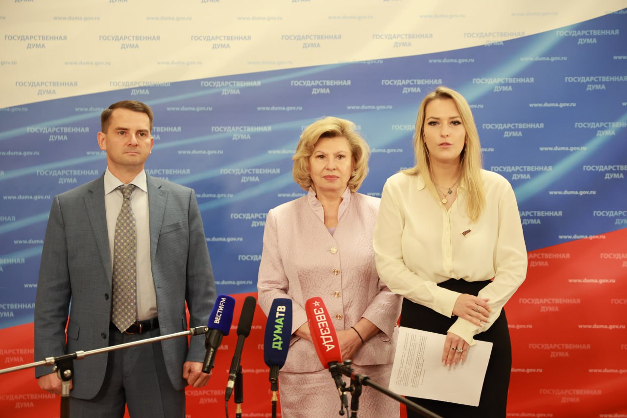 Представила комитетам Государственной Думы доклад о защите прав инвалидов в Российской Федерации, посвященный актуальным проблемам одной из самых уязвимых групп граждан. В начале своего выступления проинформировала о масштабе, динамике и характере поступающих в мой адрес обращений, об основных направлениях своей деятельности в данной сфере. Акцентировала внимание на вопросах соблюдения прав инвалидов на получение жилья и улучшение жилищных условий, обеспечении доступной среды, необходимости развития системы комплексной реабилитации и абилитации, трудовой занятости и образования. Детально остановилась на правах людей с инвалидностью на охрану здоровья и лекарственное обеспечение, расширении мер социальной поддержки участников СВО. Озвучила конкретные предложения, а также законодательные инициативы по улучшению жизни людей с ограниченными возможностями здоровья. На расширенном заседании выступили руководитель фракции «СПРАВЕДЛИВАЯ РОССИЯ – ЗА ПРАВДУ» С.М. Миронов, председатели профильных Комитетов Госдумы Я.В. Лантратова, Я. Е.Нилов, Н.А.Останина, первый заместитель председателя Комитета ГД по образованию и науке О.Н. Смолин, первый заместитель Министра труда и социальной защиты О.Ю. Баталина, заместитель Министра здравоохранения Е.Г. Камкин, аудитор Счетной палаты РФ С.Ю. Орлова, председатель ВОИ М.Б. Терентьев, председатель ВОГ А.А. Бочков, которые поддержали озвученные проблемы и высказали готовность продолжить совместную работу. Подробнее – на нашем сайте.