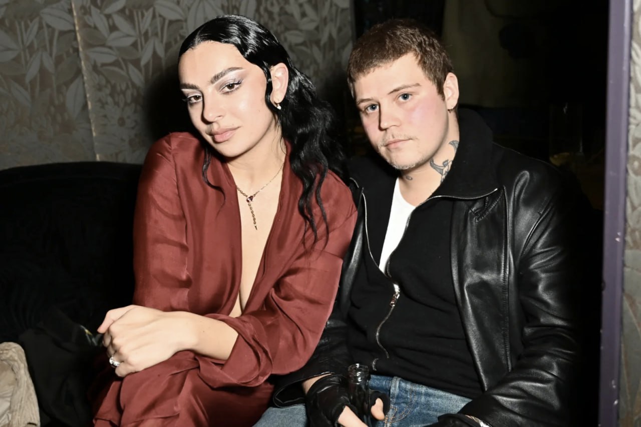 Yung Lean и Charli xcx снимутся в фильме, вдохновлённом историей Жанны д’Арк  Известные музыкальные артисты, являющиеся давними друзьями, примут участие в съёмках предстоящего художественного фильма под названием «Жертвоприношение»  «Sacrifice» . Его режиссёром выступит француз Ромен Гаврас.  Сюжет триллера вдохновлён историей Жанны д Арк и расскажет о заложниках ревностного духа по имени Джоан, движимого древним пророчеством.  Помимо Лина и Чарли в фильме также появятся Крис Эванс, Аня Тейлор-Джой, Венсан Кассель и Сальма Хайек.  Точная дата выхода «Жертвоприношения» пока остаётся неизвестной.