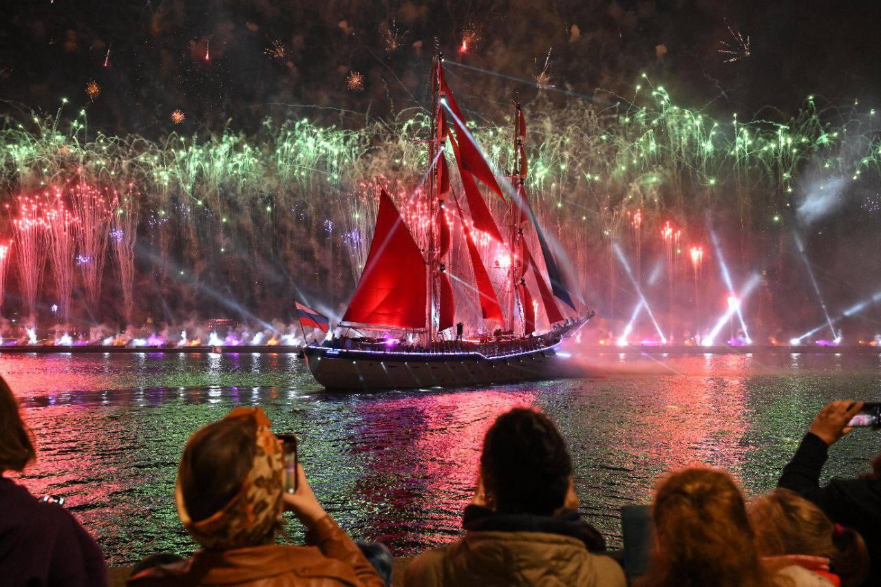 На Октябрьской набережной ограничат движение на несколько дней город готовится к Алым парусам Из за подготовки к празднику выпускников петербургских школ Алые паруса в феврале дважды сузят Октябрьскую набережную напротив дома 66 сообщают в комитете по транспорту Движение ограничат в следующие дни с 0 00 8 февраля до 7 00 9 февраля с 0 00 14 февраля до 7 00 16 февраля Как вы думаете не слишком ли рано начинают готовиться к празднику да   нет Фото Бумага Подписывайтесь на Бумагу и предлагайте новости