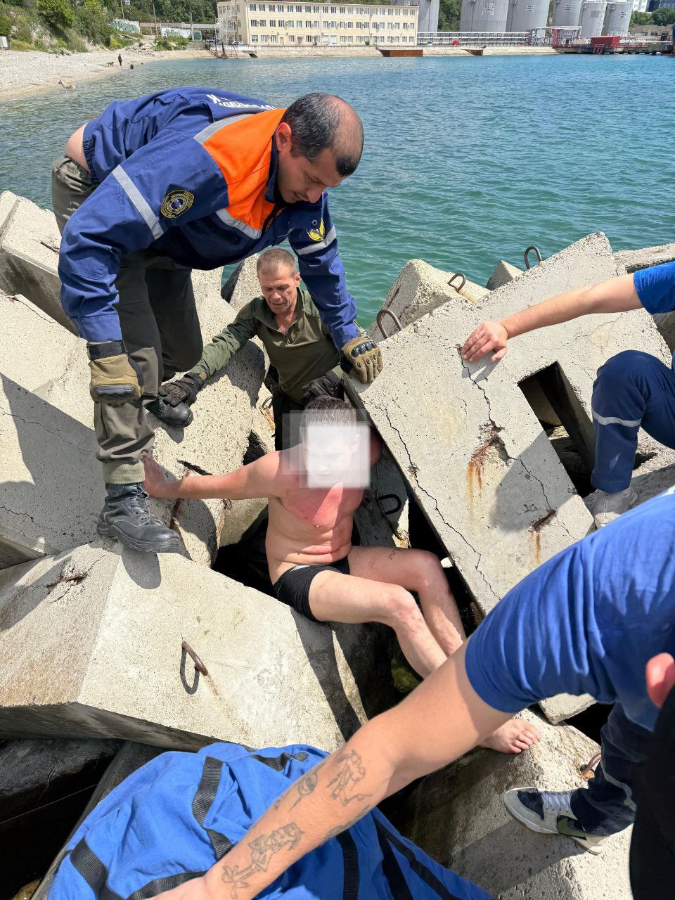 Пьяный мужчина застрял в бетонных блоках на берегу в Новороссийске. Его вызволили прибывшие на место спасатели. Отдыхающий решил искупаться в районе Базы обслуживания флота БТОФ , но уронил телефон. Гаджет угодил между гексабитами защитными сооружениями , после чего мужчина полез его доставать и застрял. "Спасатели выехали на место и при помощи физической силы извлекли пострадавшего из заточения... Алкоголь нельзя совмещать с купанием, опасно!" — напомнил глава Службы спасения Новороссийска Алексей Одеров в своем Telegram-канале. : Telegram / Алексей Одеров Отправить новость