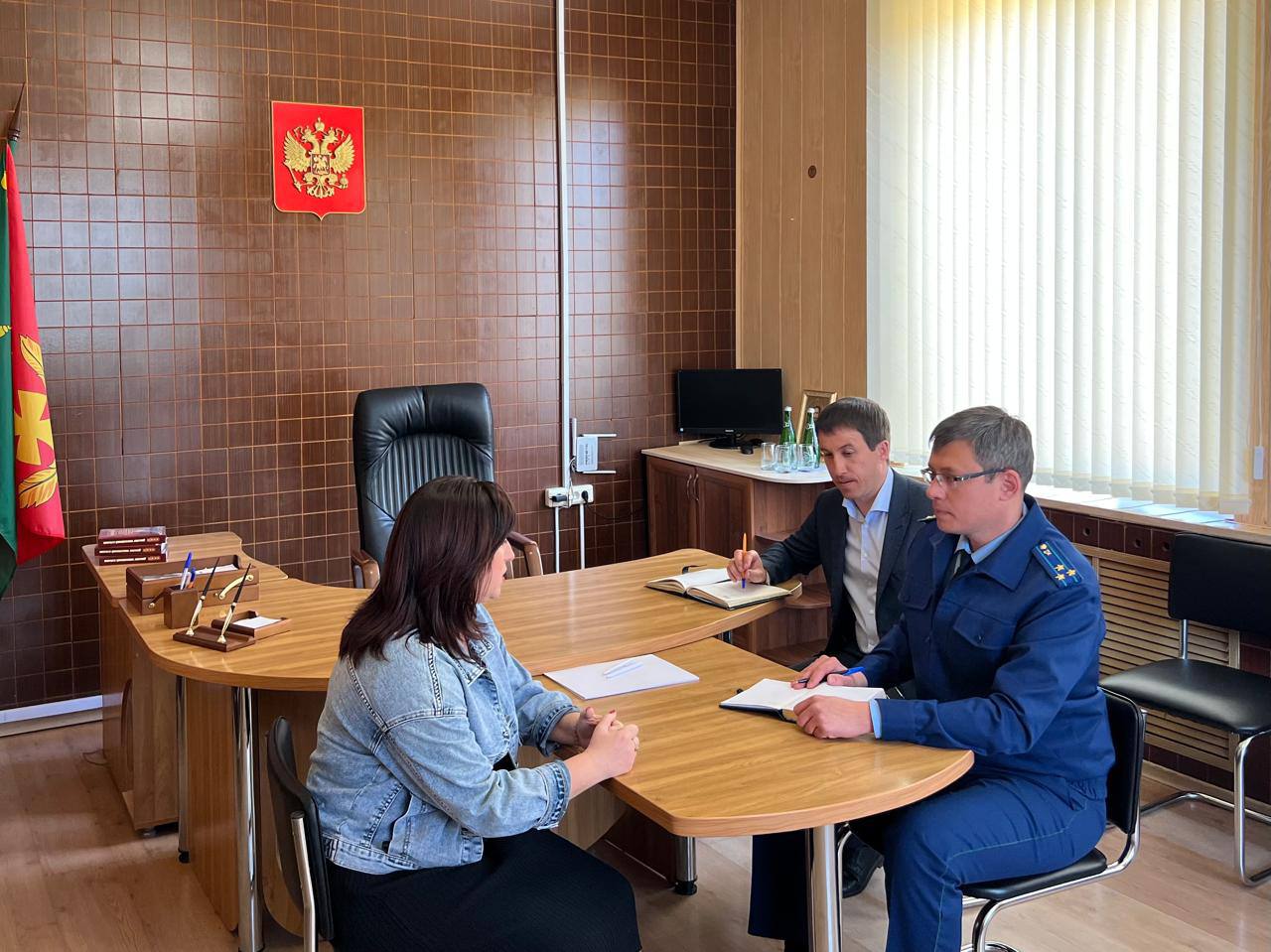 Руководством прокуратуры Каневского района проведен выездной личный прием граждан Прокурором Каневского района проведен выездной прием граждан в отдаленном поселении района. Так, в ходе проведенного приема в Новодеревянковском сельском поселении поступили обращения граждан по вопросам благоустройства объектов, санитарного благополучия населения, дорожного хозяйства. По каждому обращению организовано проведение проверок в целях принятия мер, направленных на реальное восстановление прав граждан. Результаты рассмотрения заявлений и устранение выявленных нарушений взяты на контроль.