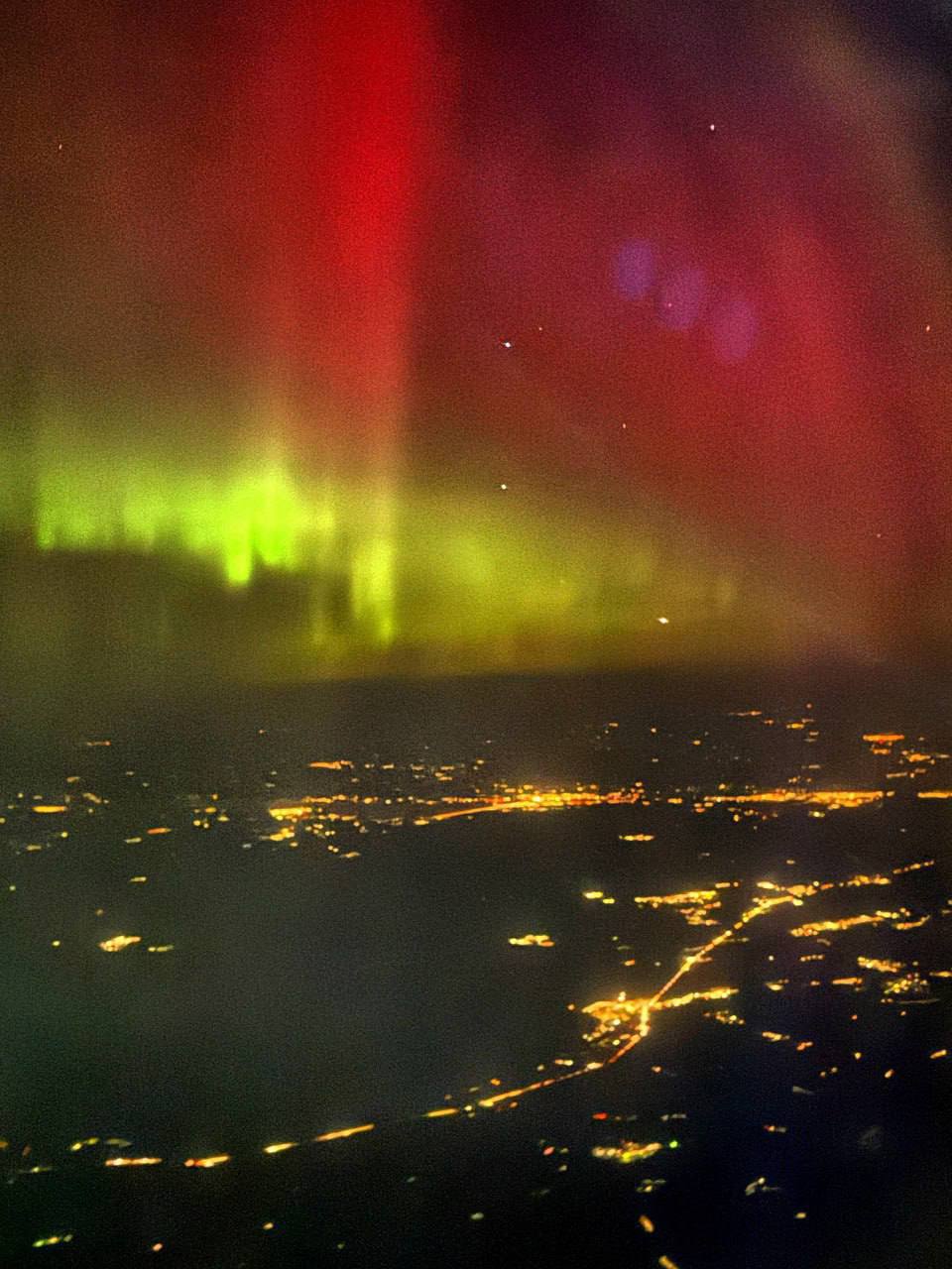 Москвичи могут увидеть полярное сияние 6 и 7 ноября в связи с магнитными бурями Однако из за погоды видимость явления может быть осложнена сообщил профессор Института космических исследований Российской академии наук РАН Сергей Богачев Москва 2025