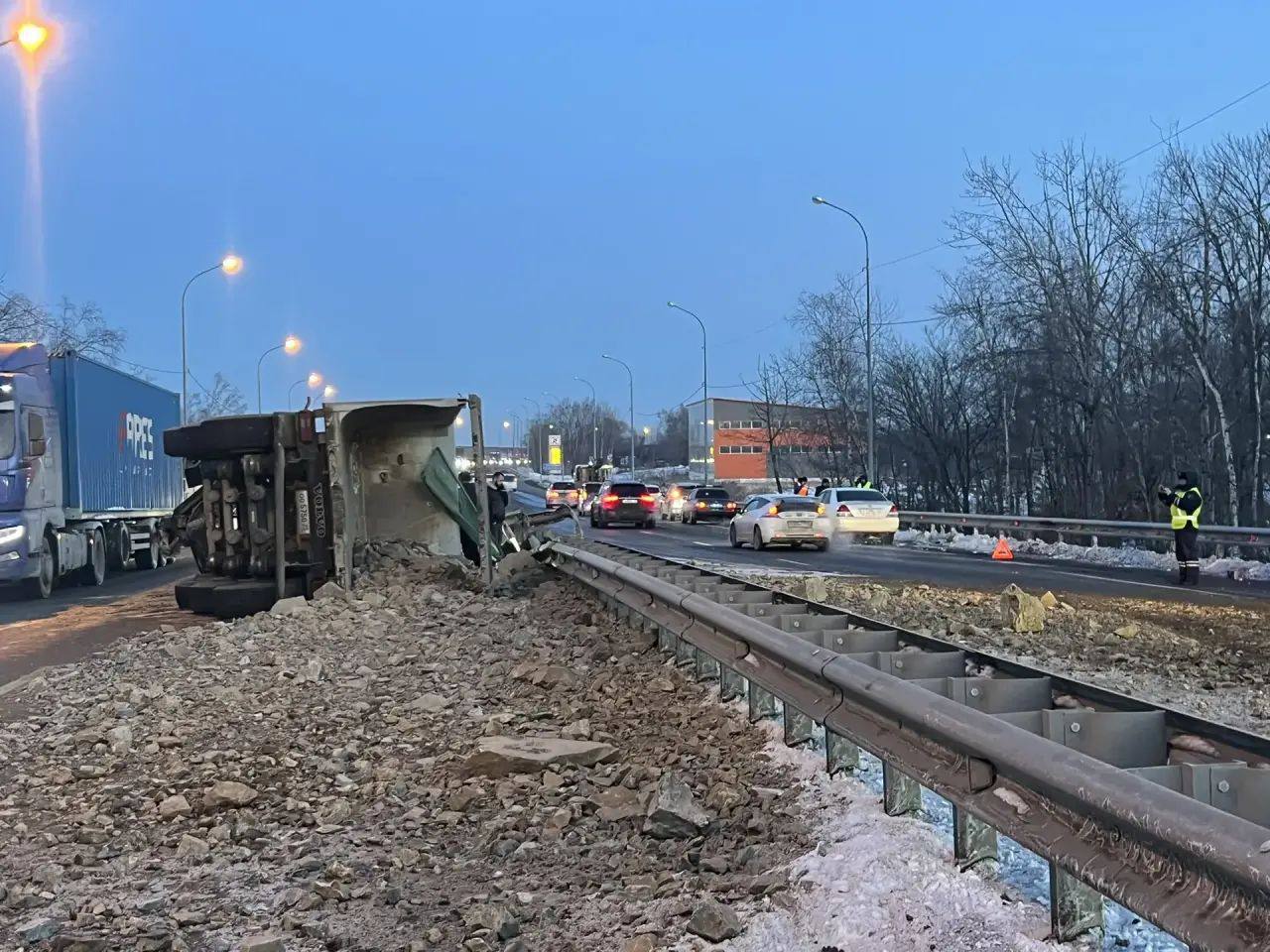 Прицеп большегруза оторвался и перевернулся на трассе в Приморье   Вчера вечером произошло ДТП на 729 м километре автодороги Уссури в Надеждинском районе По данным Госавтоинспекции у грузового автомобиля с прицепом во время движения разрушилось сцепное устройство Прицеп отсоединился от тягача опрокинулся на проезжей части а перевозимый щебень высыпался на дорогу В результате инцидента повреждения получили несколько автомобилей Toyota Corolla Fielder Nissan Leaf Mitsubishi Eclipse Cross и Toyota Mark II К счастью пострадавших нет По факту аварии проводится проверка в отношении водителя большегруза рассматривается вопрос о привлечении к административной ответственности сразу по нескольким статьям Источник prim police vmfareast