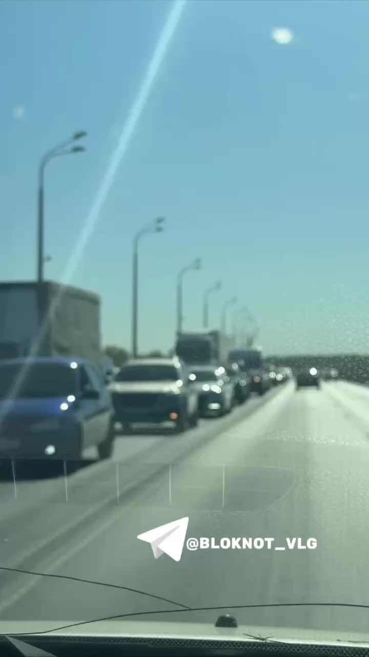 Авария на мосту в Волгограде: пробка более двух километров