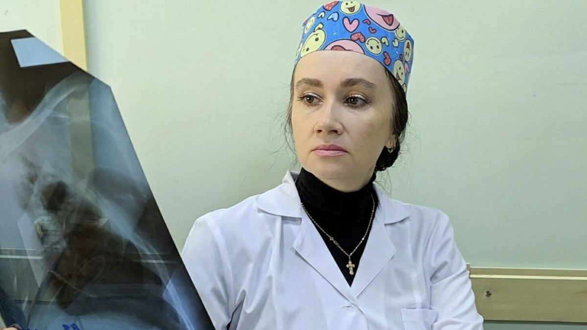 1 2 3 В Самарской области снизилось количество больных туберкулёзом Как утверждают специалисты, один человек, больной туберкулёзом, может заразить до 12 человек из своего окружения за год. Эта опасная инфекция остается серьезной проблемой, и важно знать, как защитить себя и своих близких. К счастью, в регионе эпидемиологическая ситуация по туберкулёзу постепенно улучшается. Это во многом связано с тем, что более 81% населения региона регулярно проходят флюорографию, проявляя заботу о своем здоровье и здоровье окружающих. Специалисты рекомендуют здоровым людям проходить рентген-кабинет не реже одного раза в год, а людям с хроническими заболеваниями – каждые 6 месяцев. ГТРК «Самара»