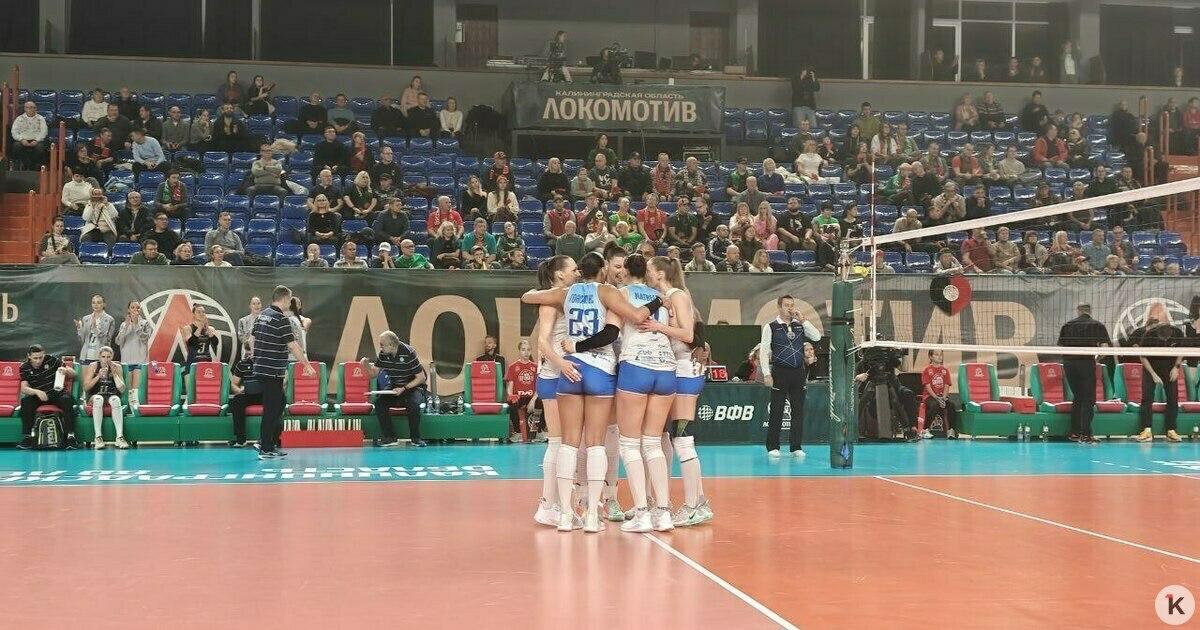 Трофей уедет в другой город в Калининграде вручили Суперкубок России по волейболу Волейболистки казанского Динамо Ак Барс стали победителями Суперкубка России игры которого проходили в Калининграде Финальная встреча с подмосковным Заречьем Одинцово в воскресенье 21 декабря завершился со счётом 3 2 сообщает корреспондент Клопс Подробнее в нашем материале