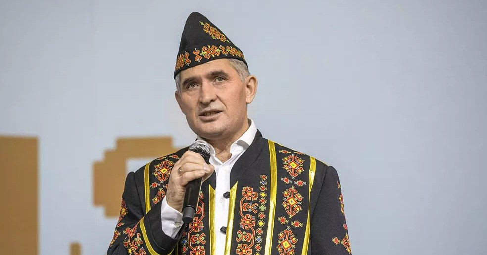Глава Чувашии справоросс Олег Николаев объявил о своем выдвижении на выборы главы республики. Как и в прошлый раз Николаев планирует идти самовыдвиженцем. В марте президент России Владимир Путин на встрече с Николаевым поддержал намерение выдвинуться на второй срок и пожелал удачи. Позже стало известно, что ЕР не планирует выдвигать своего кандидата в Чувашии.