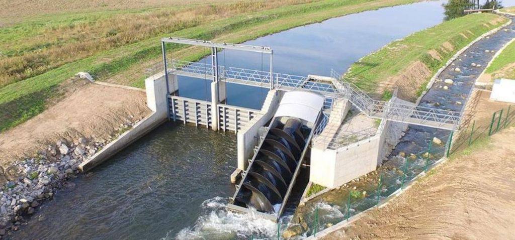 В ближайшее время начнется строительство нового водозаборного комплекса на реке Асса По информации регионального Минстроя аукцион по выбору подрядной организации для выполнения строительных работ пройдет до 27 октября После заключения контракта подрядчик приступит к первому этапу строительству водозабора в селе Алкун На финансирование проекта в текущем году предусмотрено 122 миллиона рублей Согласно проекту мощность водозабора составит до 100 тысяч кубометров воды в сутки Также планируется прокладка нового водовода от Алкуна до Карабулака с ответвлением до Малгобека Реализация проекта позволит обеспечить стабильное и качественное водоснабжение жителей Сунженского и Малгобекского районов городов Карабулак Сунжа и Малгобек а также горных населенных пунктов Галашки и Мужичи Правительство Ингушетии