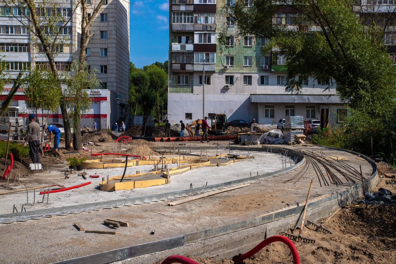 Благоустройство второй очереди бульвара на улице Серова выполнено на 75%, сообщает мэрия Казани.  Рабочие монтируют ливневки, устанавливают столбы освещения, сажают деревья и укладывают газон, готовят основание под тротуары. Предстоит сделать площадку под велопрокат, велодорожки, общественные зоны и очистить озеро.  Фото: администрация КирМоса.