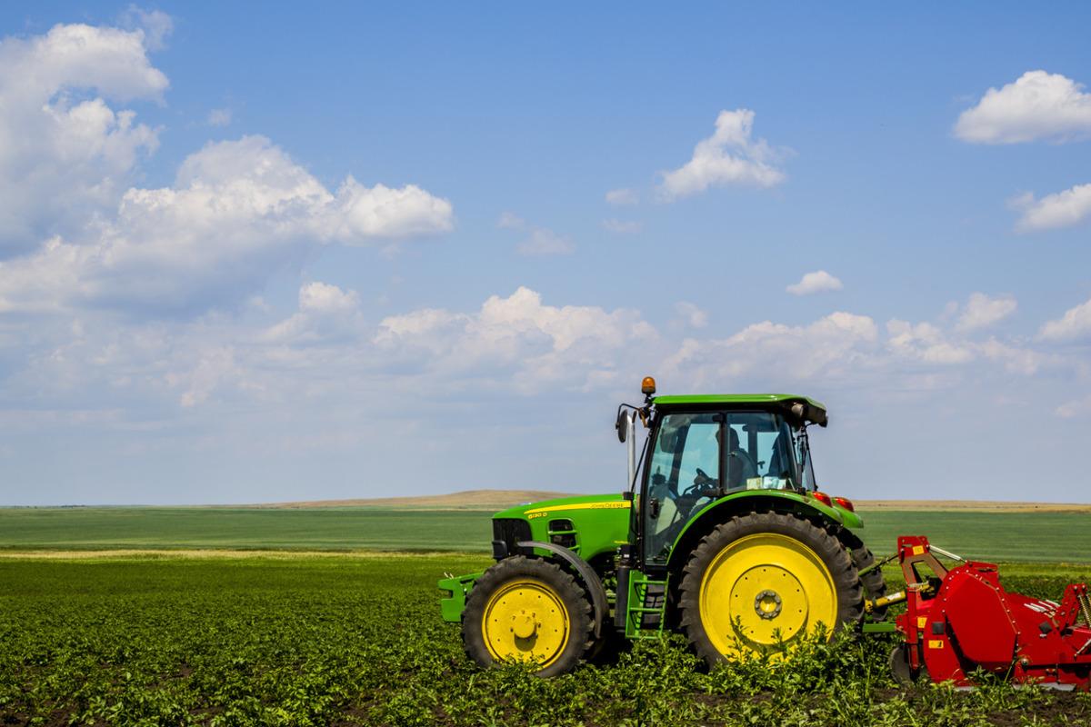 Федеральное правительство продлило программу льготного лизинга для агробизнеса в исторических регионах включая Херсонскую область до конца 2026 года Для наших фермеров и предпринимателей это востребованный инструмент Он позволяет брать технику и оборудование в лизинг с последующим выкупом без избыточной финансовой нагрузки На реализацию программы предусмотрено 500 млн рублей Ставки сохранены на прежнем уровне до 6 на оборудование российского производства и до 8 на иностранное Механизм распространяется на сельское хозяйство транспорт строительство и пищевую промышленность Такая поддержка помогает бизнесу работать на результат Подписывайтесь на мой канал в MAX