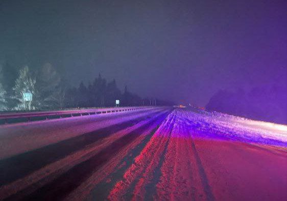 Свердловские трассы завалило снегом. Посмотрите, как сейчас выглядит Пермский тракт.  В ГИБДД сообщили, что высота снежного покрова уже достигла 10 сантиметров. Инспекторов перевели в усиленный режим работы. Водителей просят быть предельно внимательными и осторожными, избегать резких маневров и торможений.  Берегите себя!  Фото: ГИБДД Свердловской области