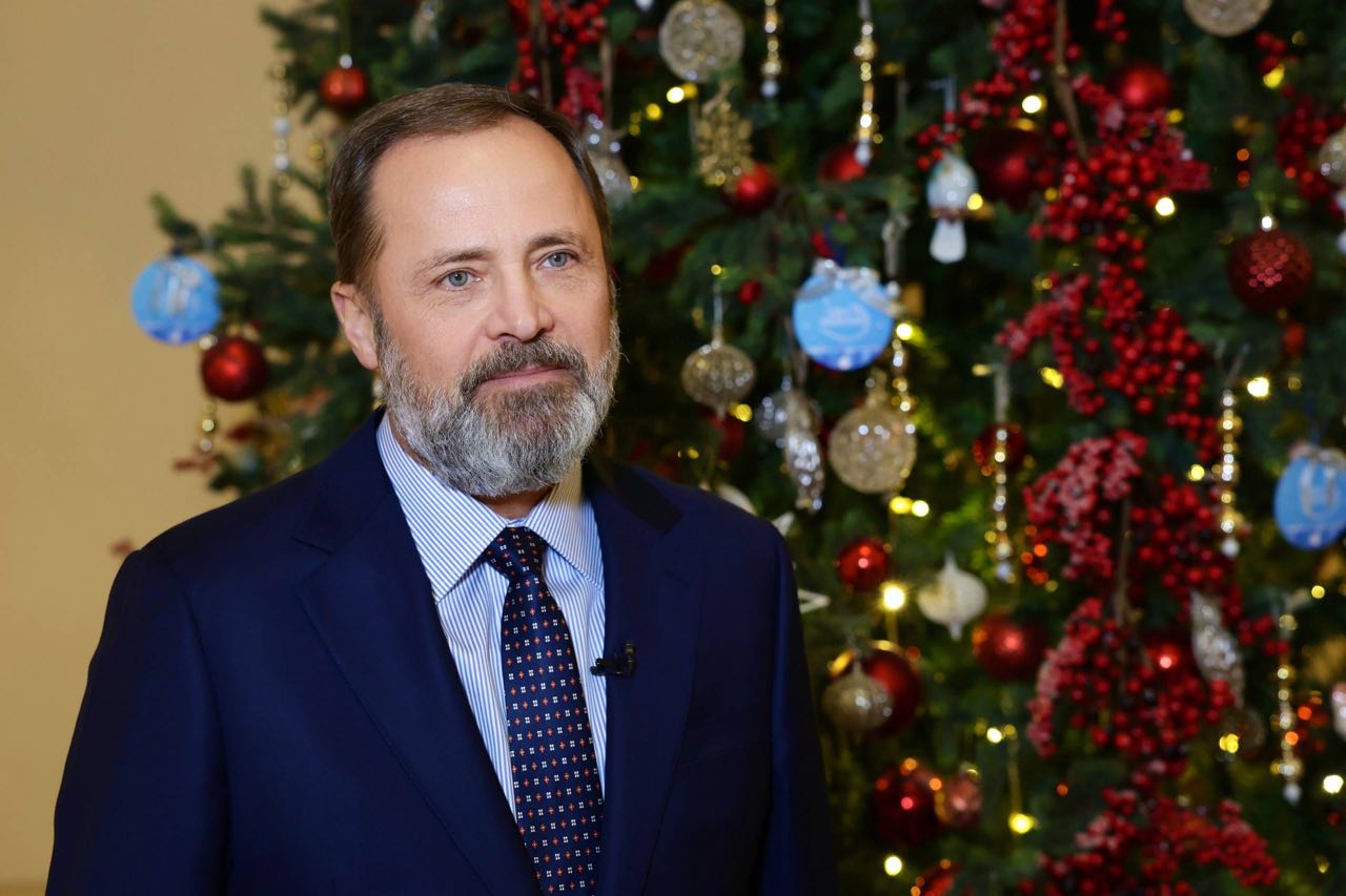 Полномочный представитель Президента Российской Федерации в Приволжском федеральном округе Игорь Комаров поздравил жителей округа с наступающим Новым 2026 годом и Рождеством 2025 год прошёл под знаком 80 летия Великой Победы и это был Год защитников Отечества Память о Великой Отечественной войне сегодня особенно важна Она в воспитании в школьных и студенческих проектах и в семейных архивах отметил Игорь Комаров Мы понимаем высочайшую цену мирной жизни и помним подвиг наших предков Именно поэтому десятки тысяч бойцов из регионов Приволжского федерального округа сегодня заняты в специальной военной операции и сотни тысяч волонтёров помогают им приблизить Победу Мы заботимся о семьях наших Героев поддерживаем их близких и родных людей Игорь Комаров поблагодарил жителей округа за профессионализм упорство и веру в родной край Полпред Президента России в ПФО пожелал всем здоровья любви стабильности и уверенности в завтрашнем дне чтобы работа приносила радость а времени всегда хватало на отдых общение и тёплые встречи