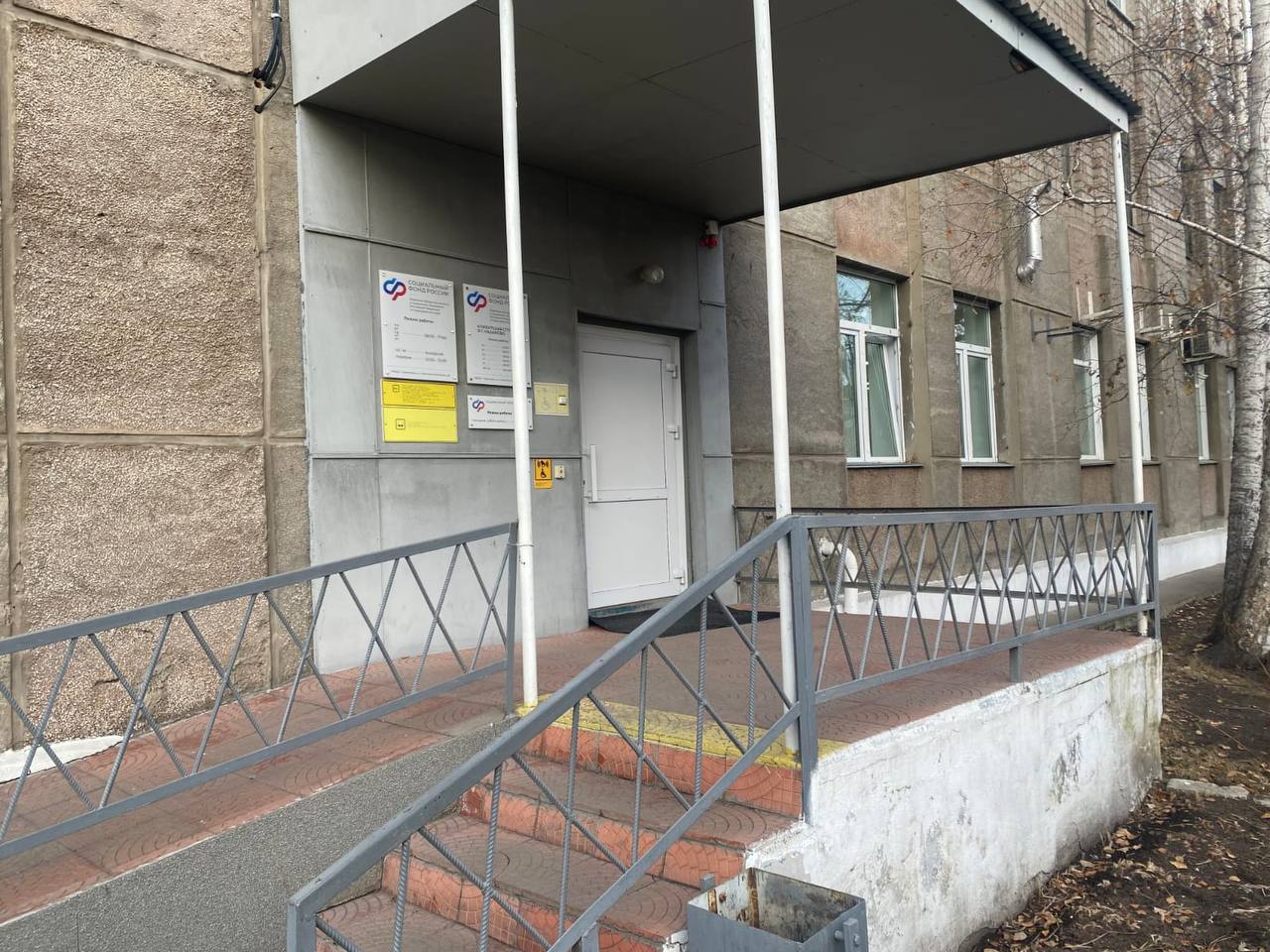 Борьба за пенсию прокуратура добилась пересмотра страхового стажа пенсионера из Назарово Прокуратура провела проверку по обращению пенсионера из Назарово и выяснила что в 2024 г региональное отделение Фонда пенсионного и социального страхования отказало заявителю во включении нескольких периодов работы в страховой стаж Ведомство мотивировало отказ нечитаемостью печати и неточностями в записях трудовой книжки обстоятельствами не влияющими на сам факт трудовой деятельности Защищая законные интересы мужчины прокуратура направила в суд исковое заявление потребовав обязать Фонд включить спорные периоды работы общей продолжительностью более пяти лет в страховой стаж В судебном заседании прокурор представил доказательства подтверждающие что заявитель действительно трудился на указанных предприятиях Рассмотрев материалы дела суд удовлетворил исковые требования прокуратуры Фонд пенсионного и социального страхования обязан включить подтвержденные периоды работы в стаж а также произвести перерасчет пенсии мужчине Исполнение решения суда поставлено на контроль прокуратуры Сайт Тelegram ВК